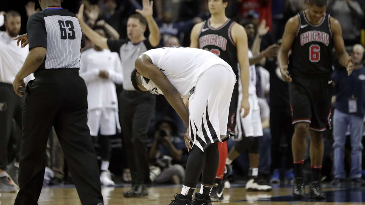 Bulls hand Grizzlies 19th straight loss on Blakeney's FTs