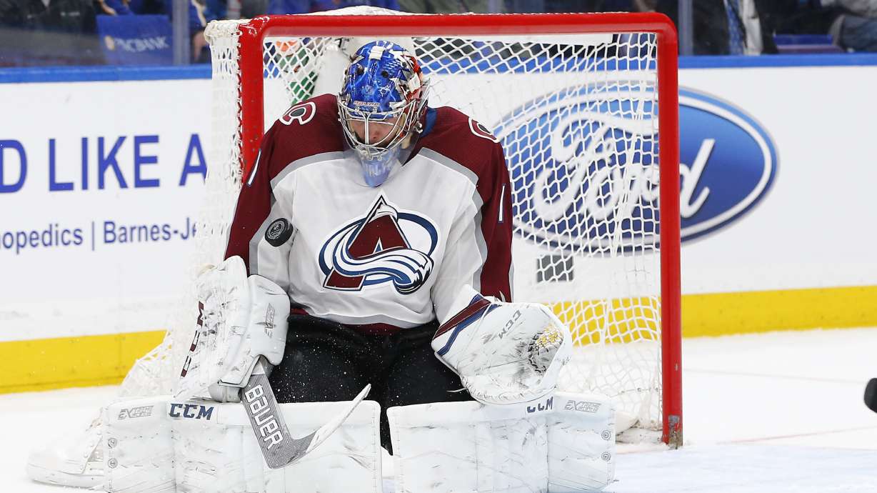 MacKinnon, Varlamov lead Avalanche past Blues 4-1
