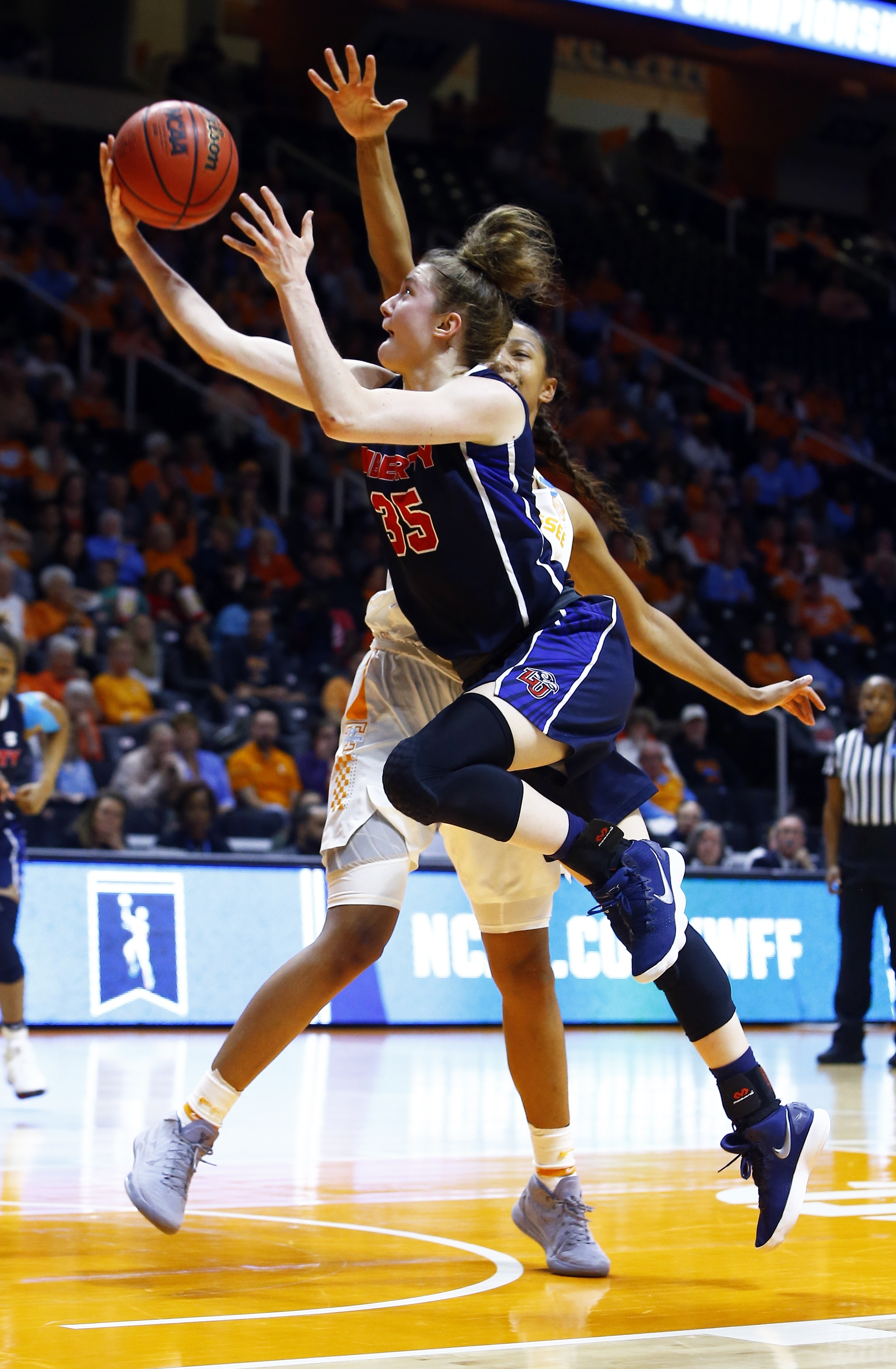 Strong 3rd quarter lifts Tennessee to 100-60 rout of Liberty