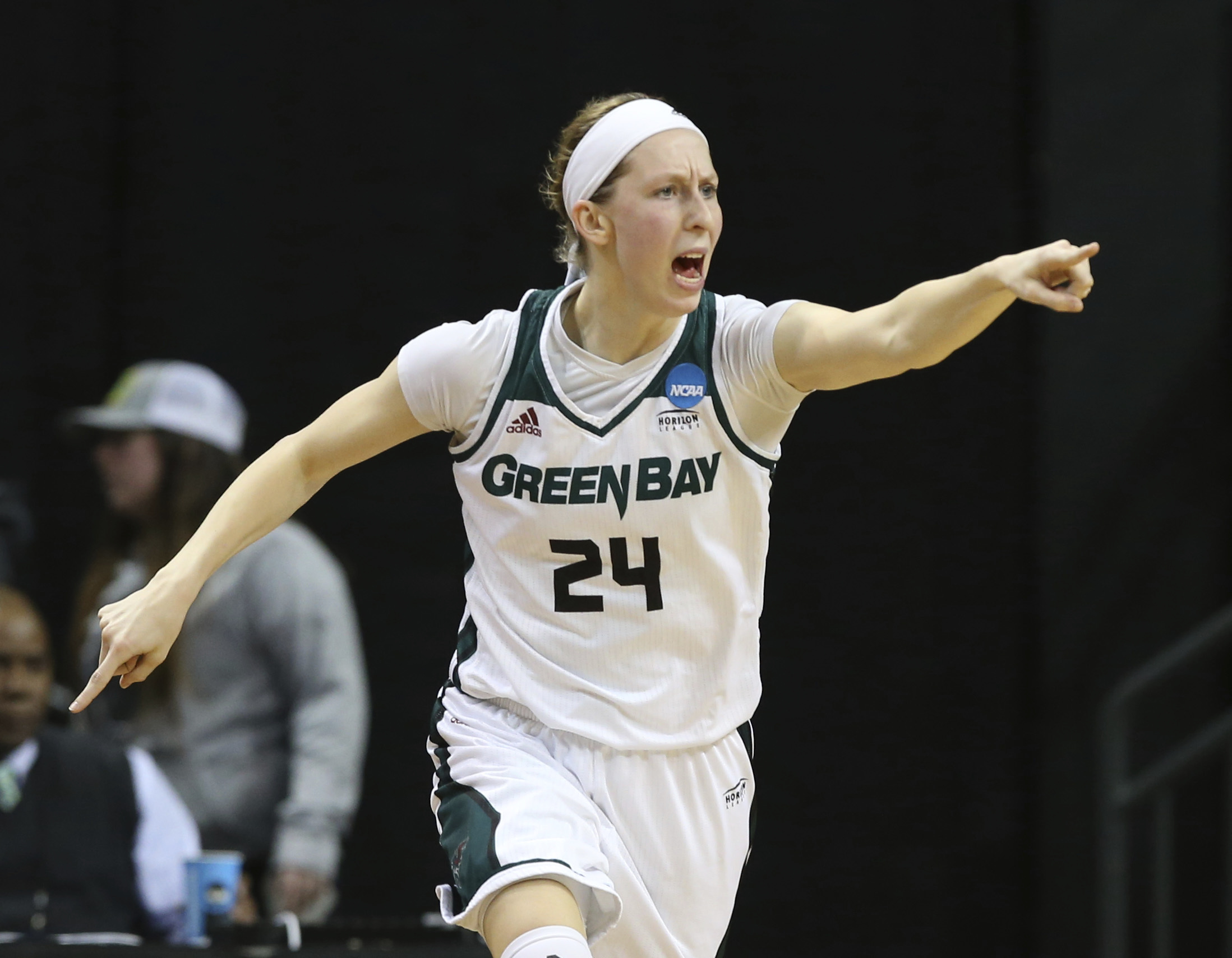 Bell helps Minnesota upset 7-seed Green Bay 89-77