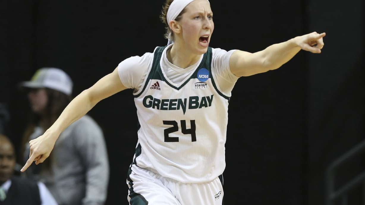 Bell helps Minnesota upset 7-seed Green Bay 89-77