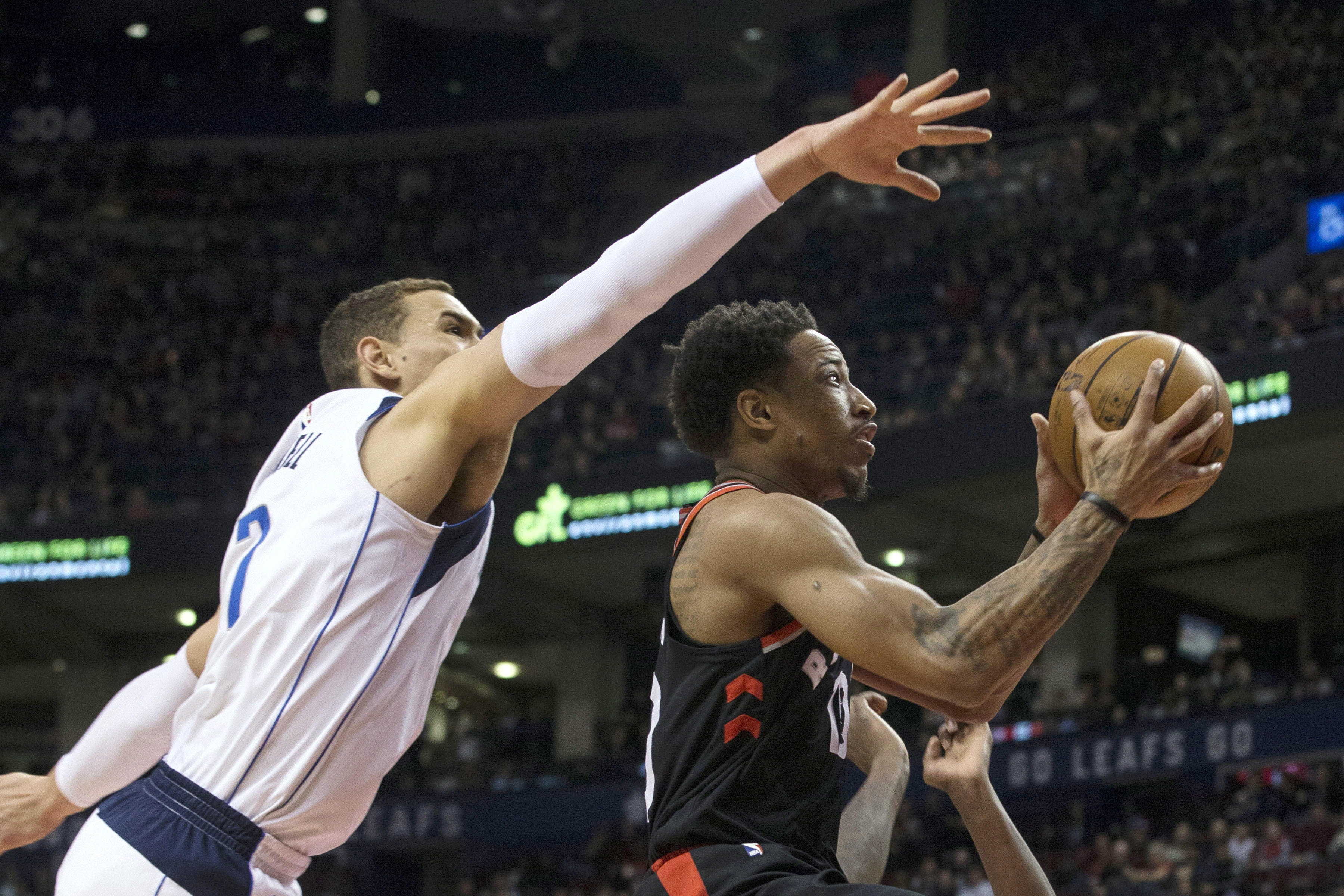 DeRozan has 29, Raptors win 11th straight, beat Mavs 122-115