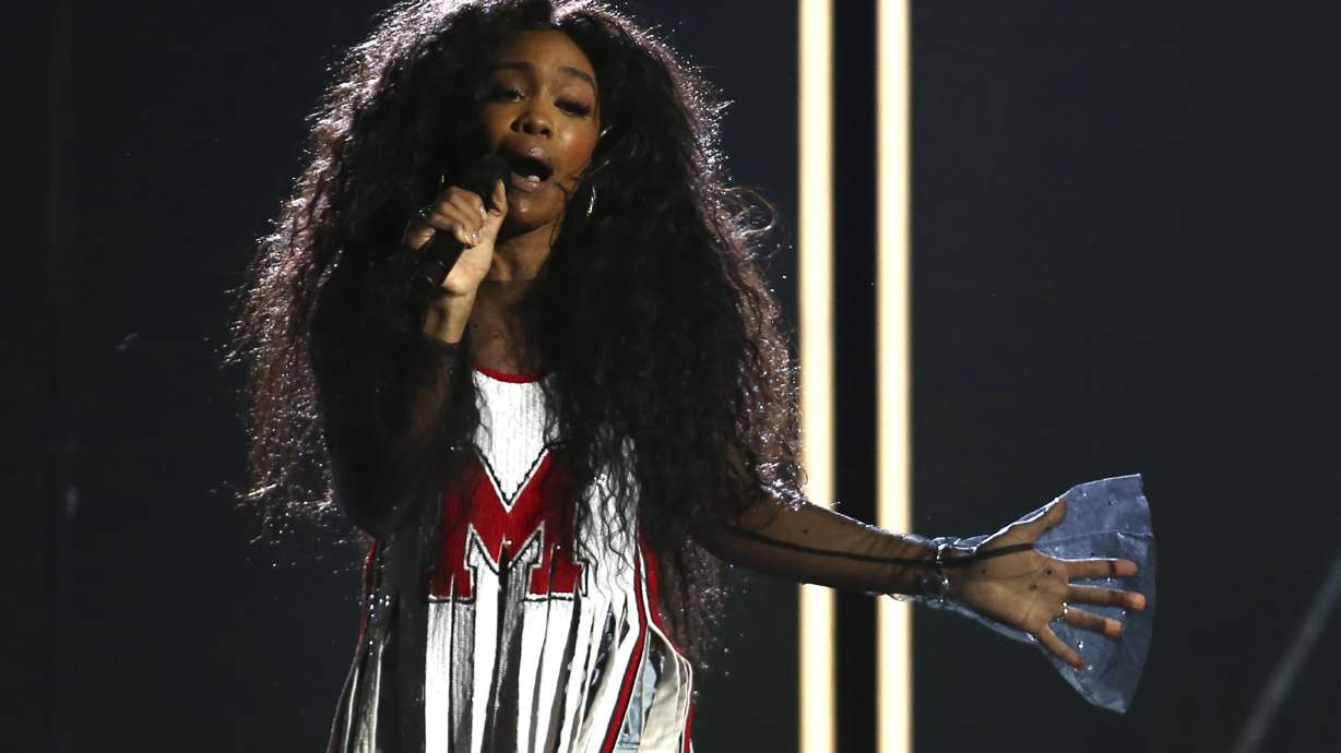 With torn ligament, SZA powers through performance