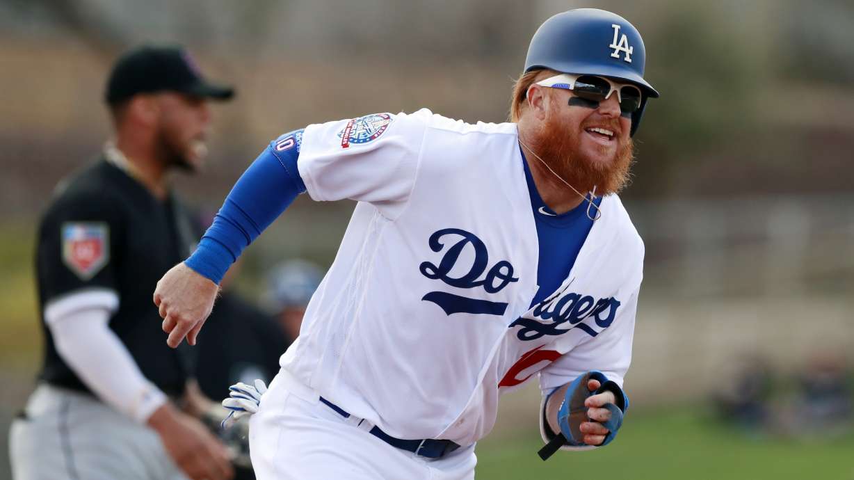 Roberts says Turner's broken wrist won't need surgery