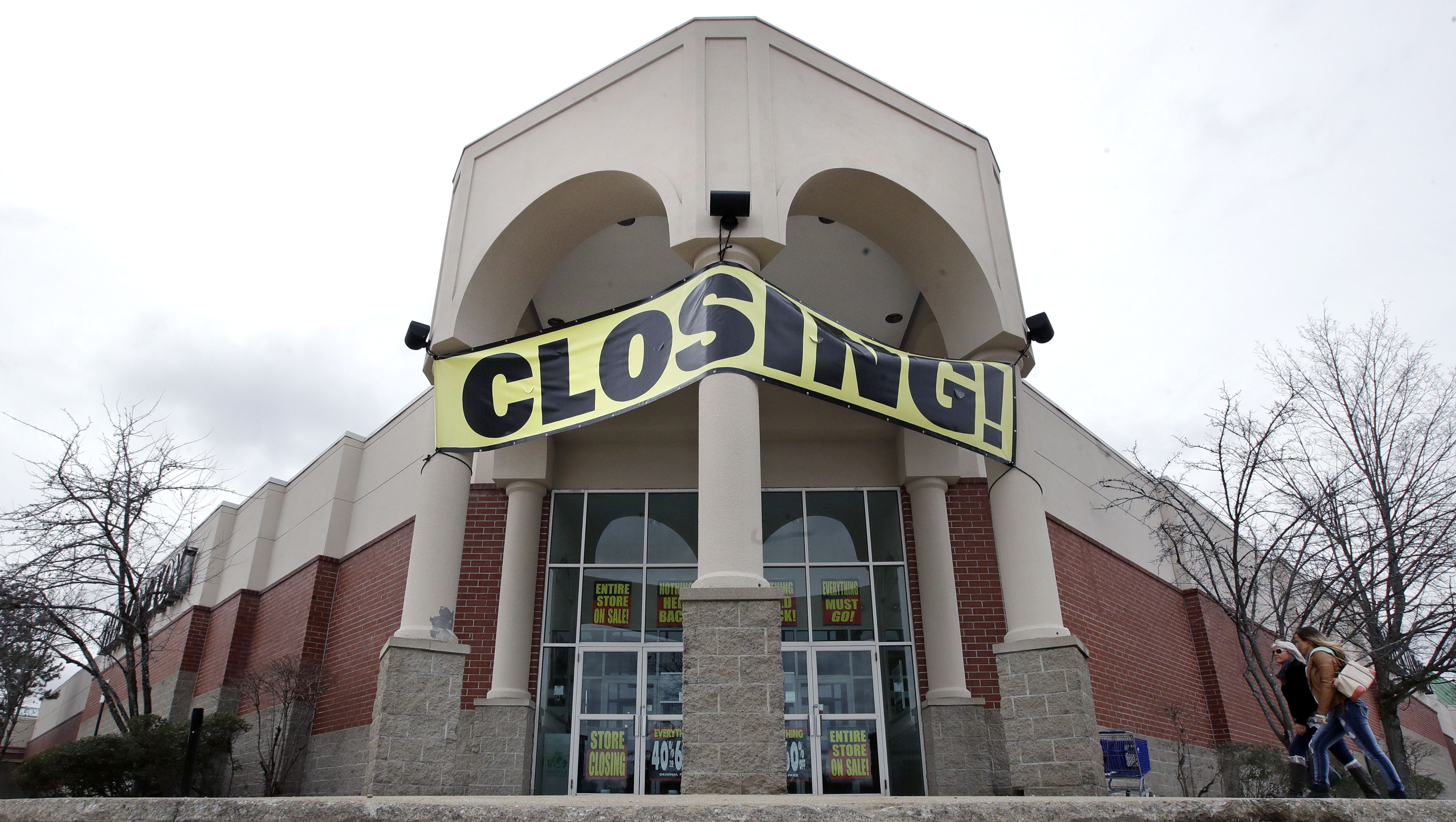 4 tips to navigating store liquidation sales