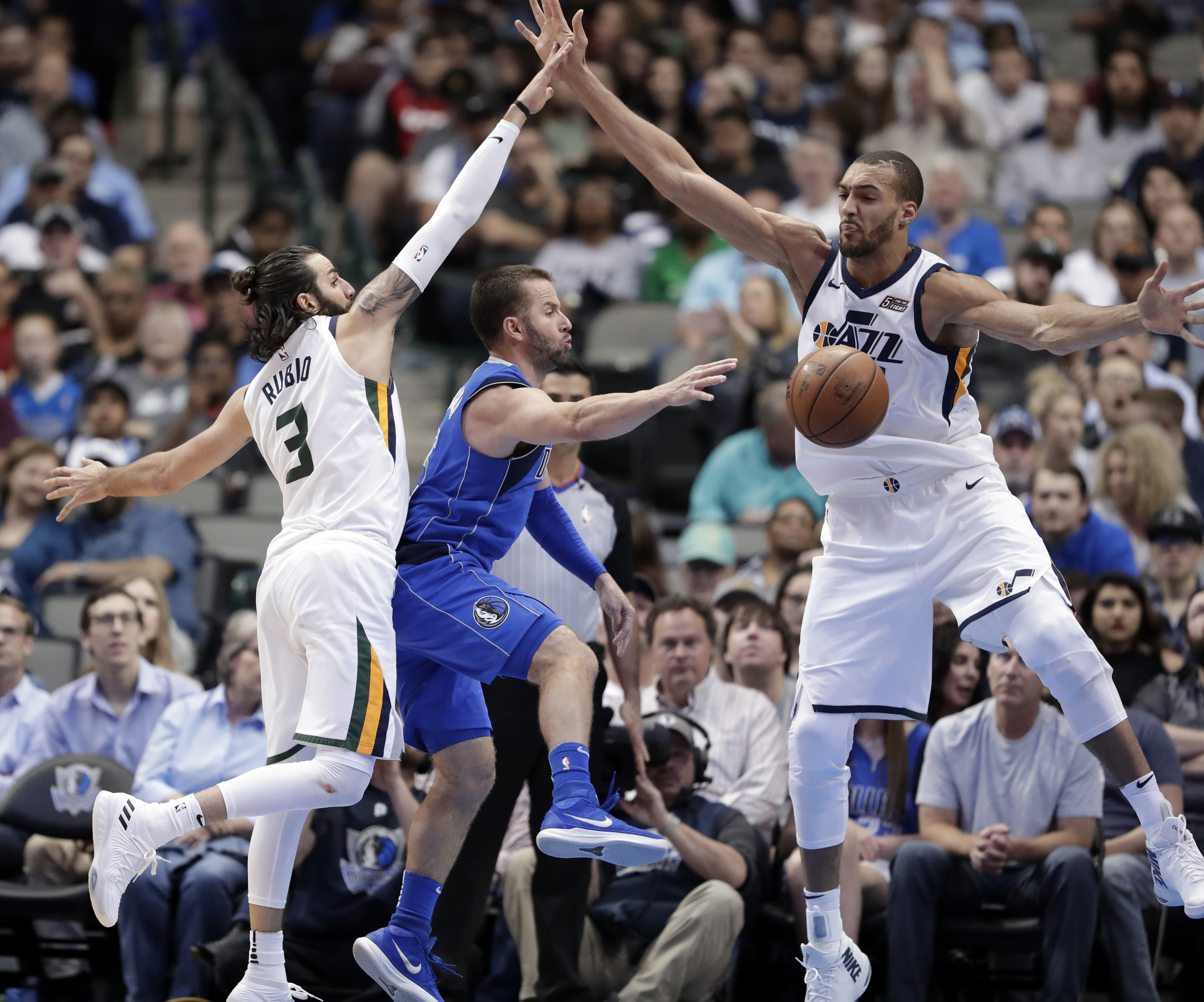 Mitchell scores 26, Jazz beat Mavericks 119-112