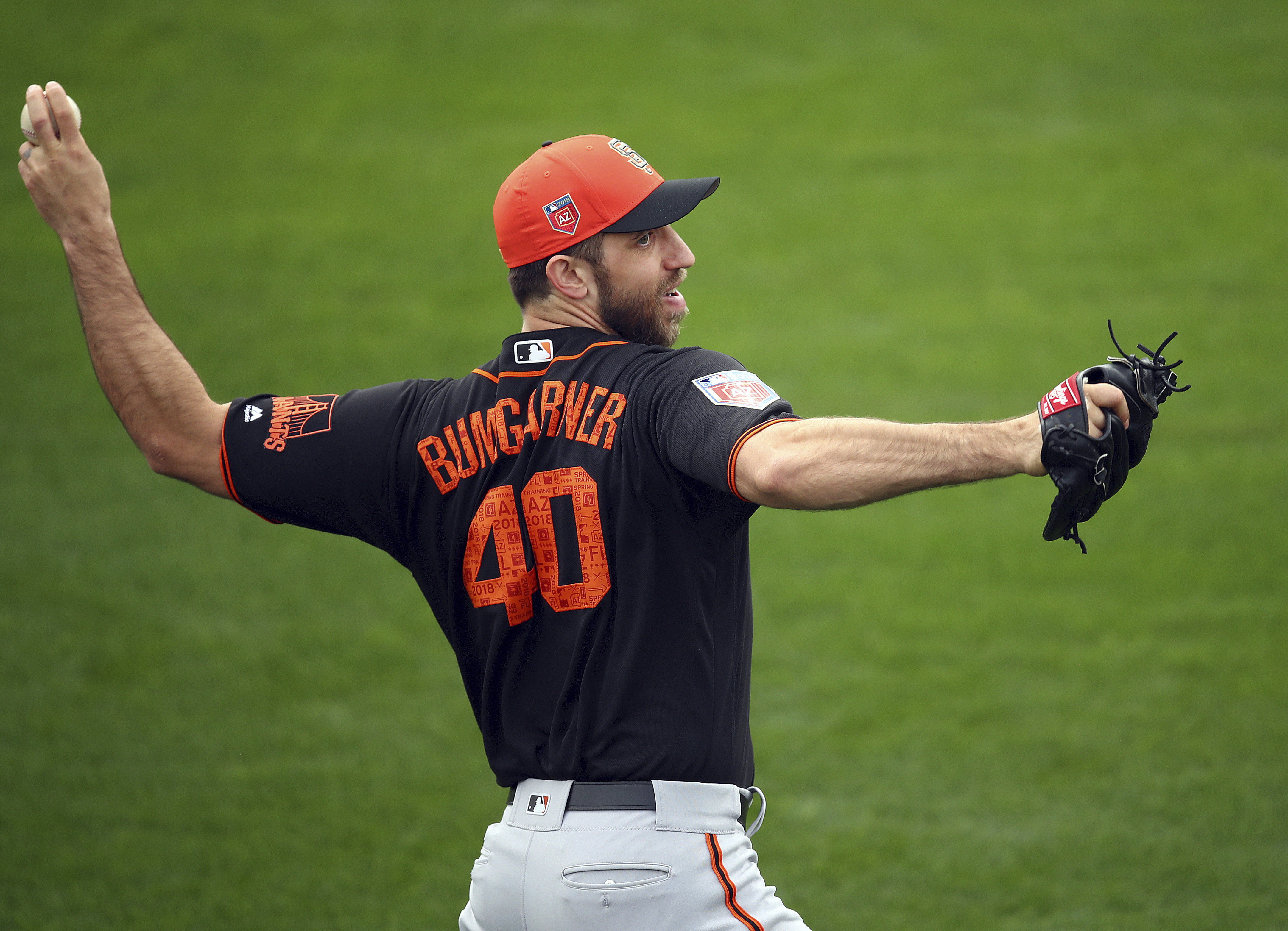 Bumgarner breaks pitching hand when hit by line drive