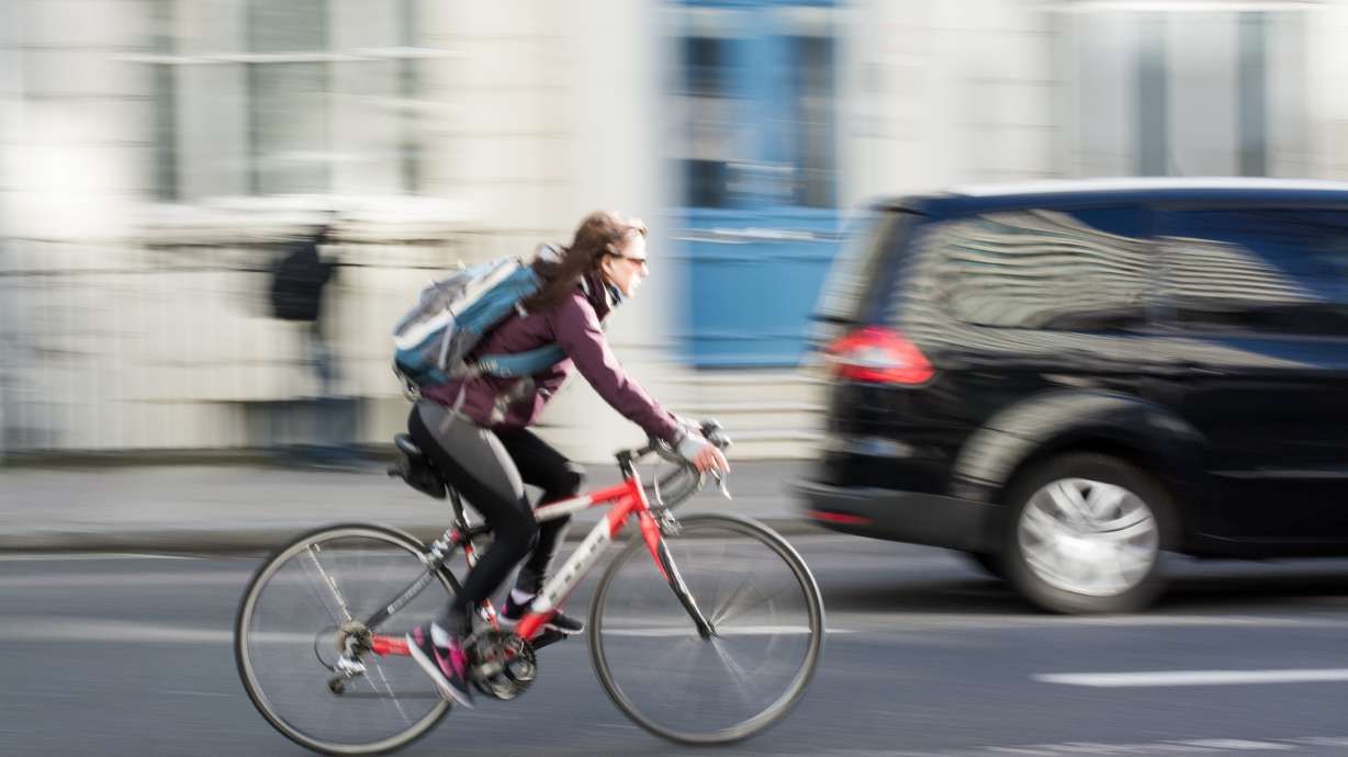 Utah House passes bill allowing cyclists to proceed through stop signs and red lights