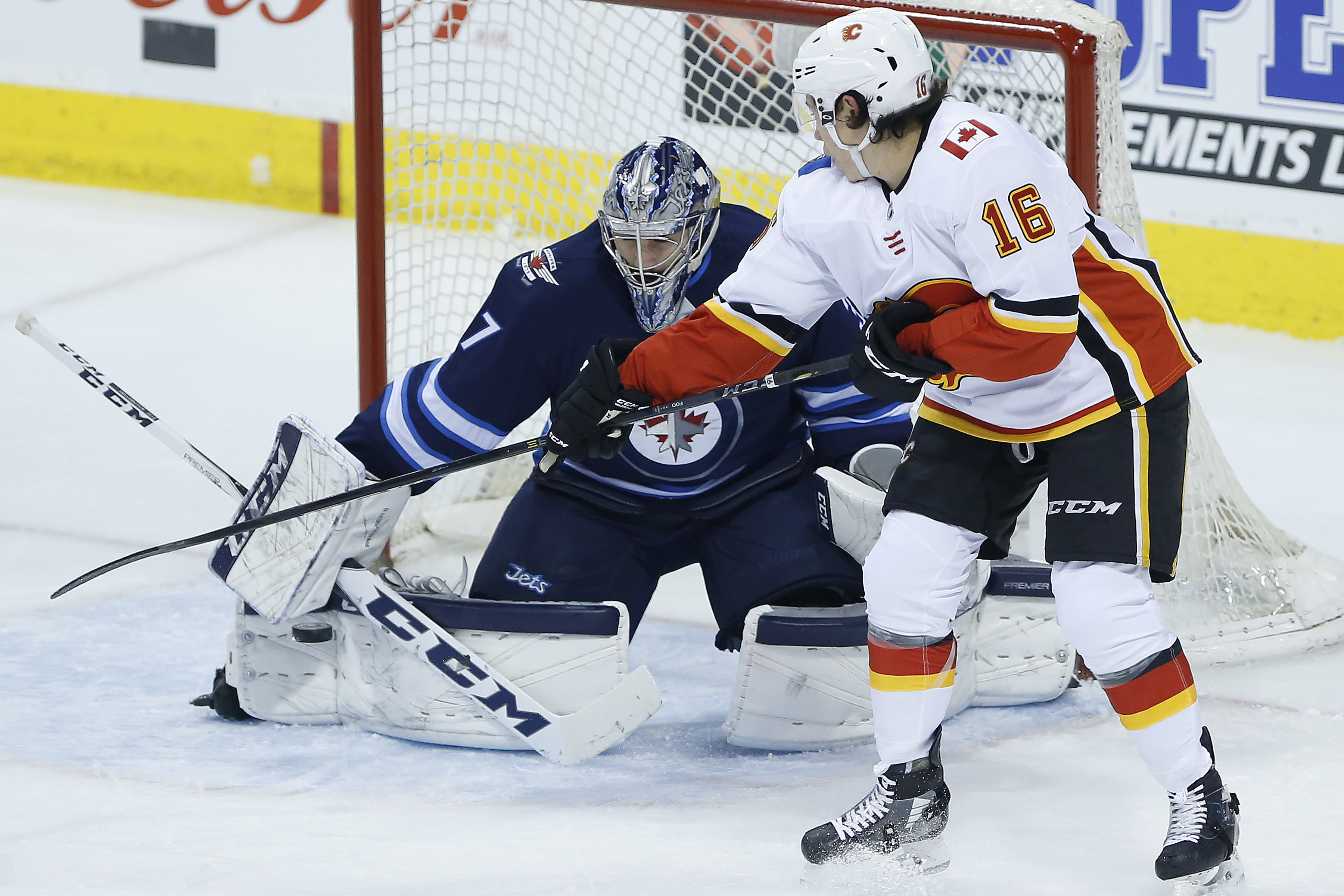 Hellebuyck leads Jets, tie American record for goalie wins