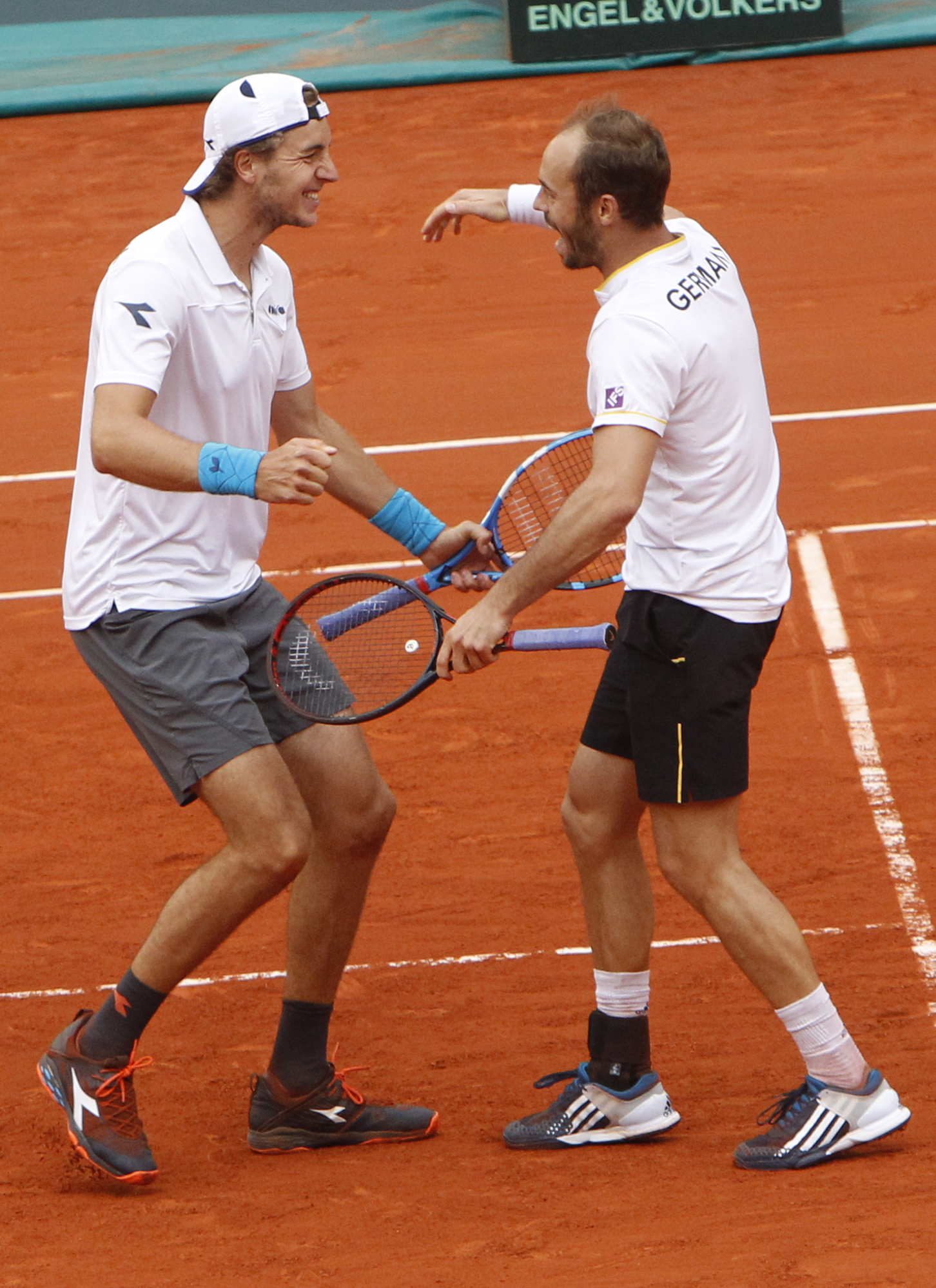 Davis Cup: Germany beats Spain in doubles, leads 2-1