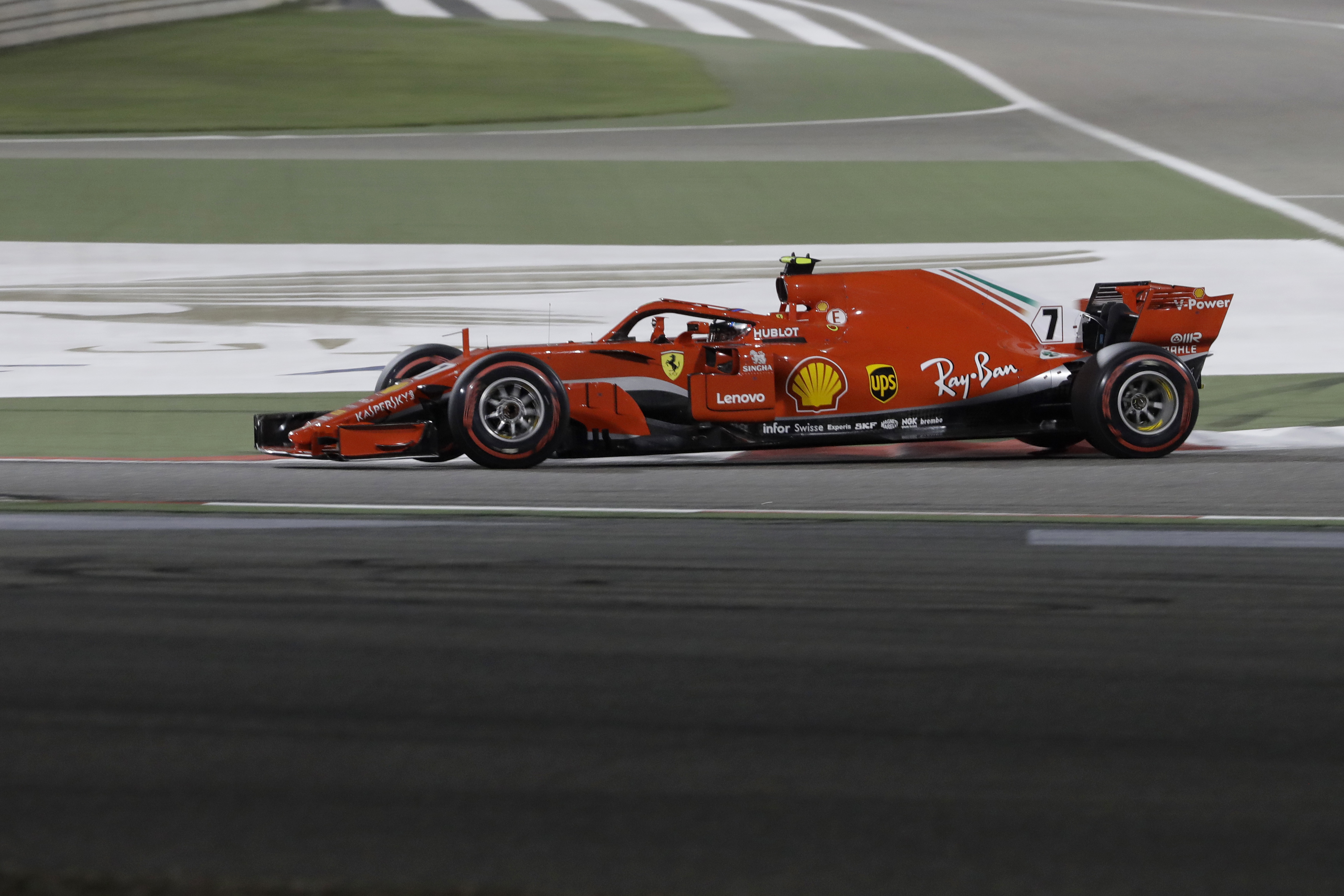 Raikkonen's car breaks Ferrari mechanic's leg in tire stop