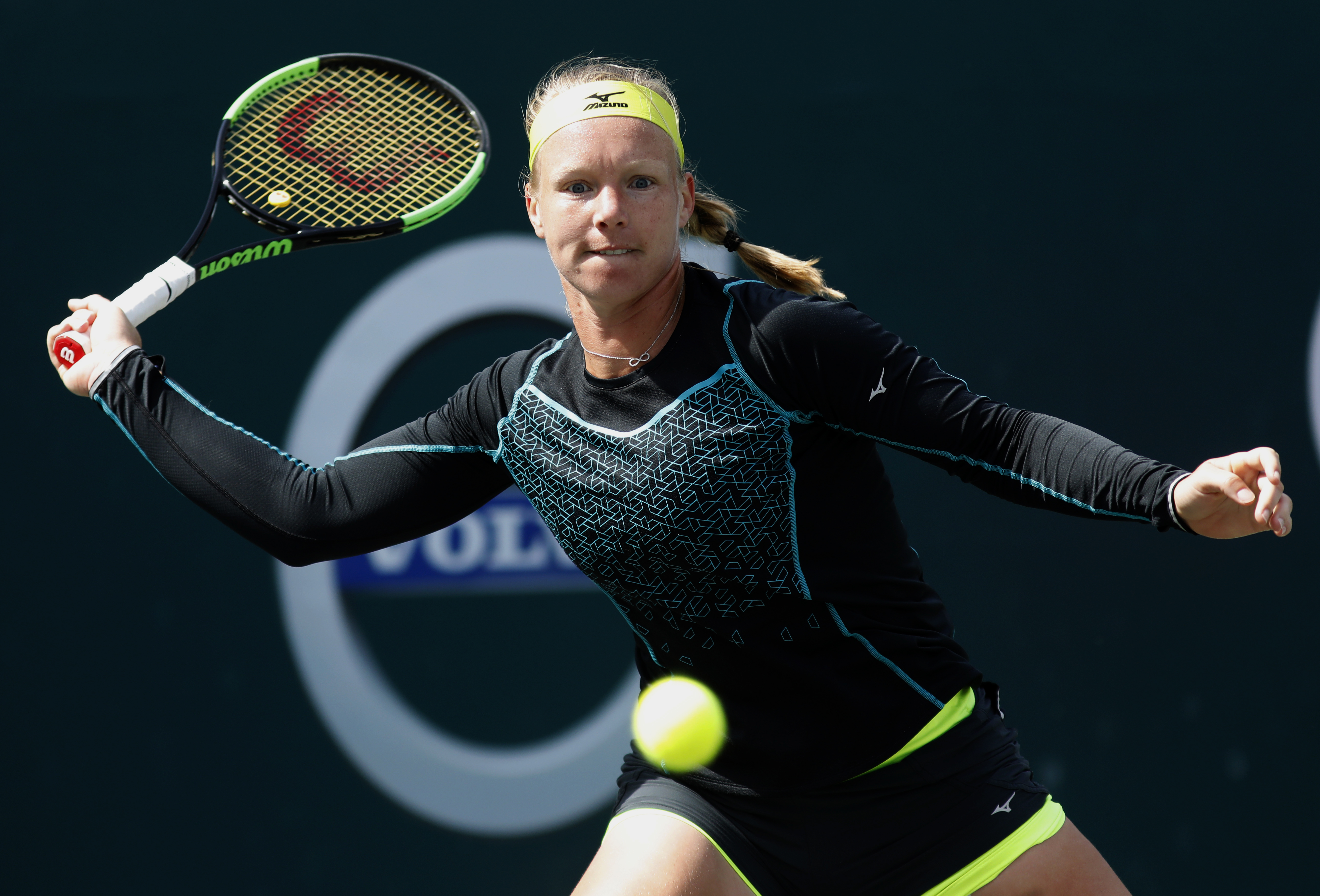 Bertens powers past Goerges to win Charleston title