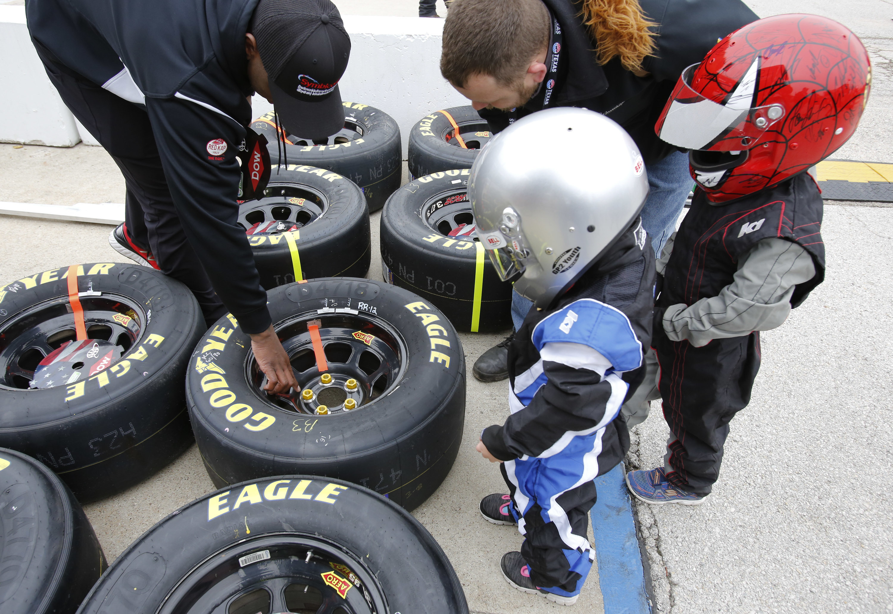 The Latest: Kyle Busch wins at Texas for 3rd time