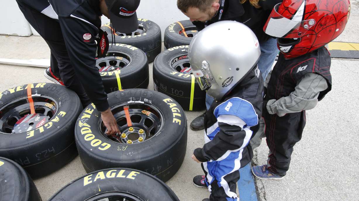 The Latest: Kyle Busch wins at Texas for 3rd time