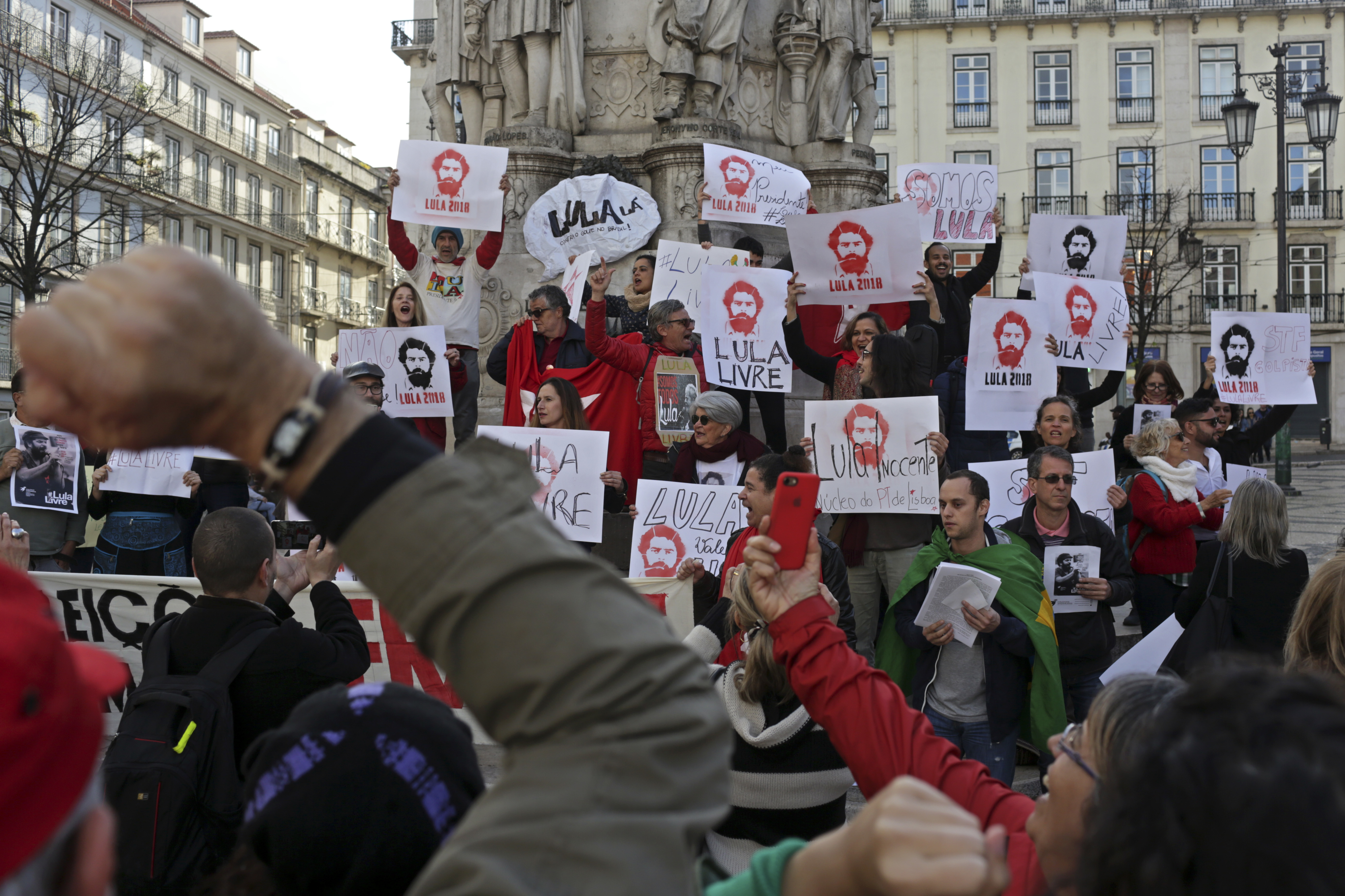 Brazil's Lula presidential bid to be registered on deadline