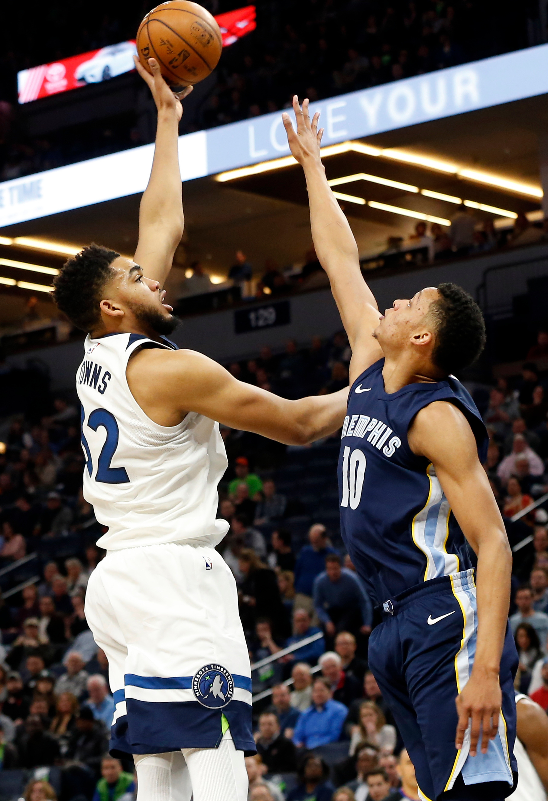 Towns helps playoff-chasing T-wolves top Grizzlies 113-94
