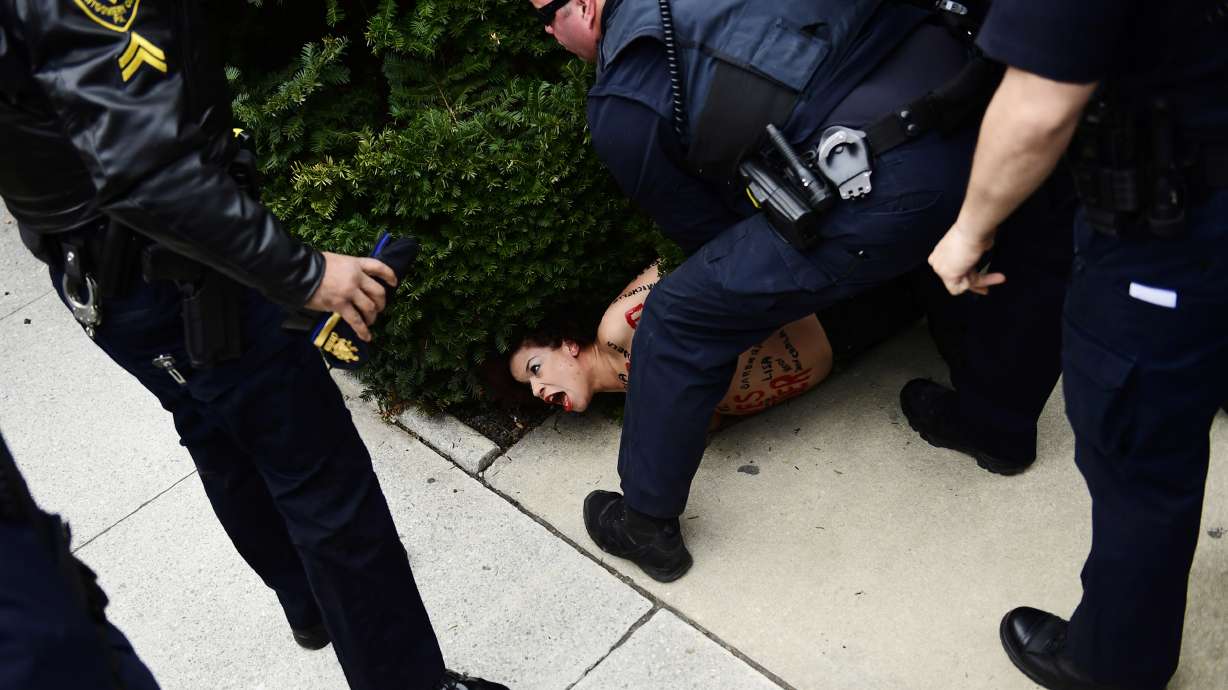 The Latest: First witness takes stand at Cosby retrial