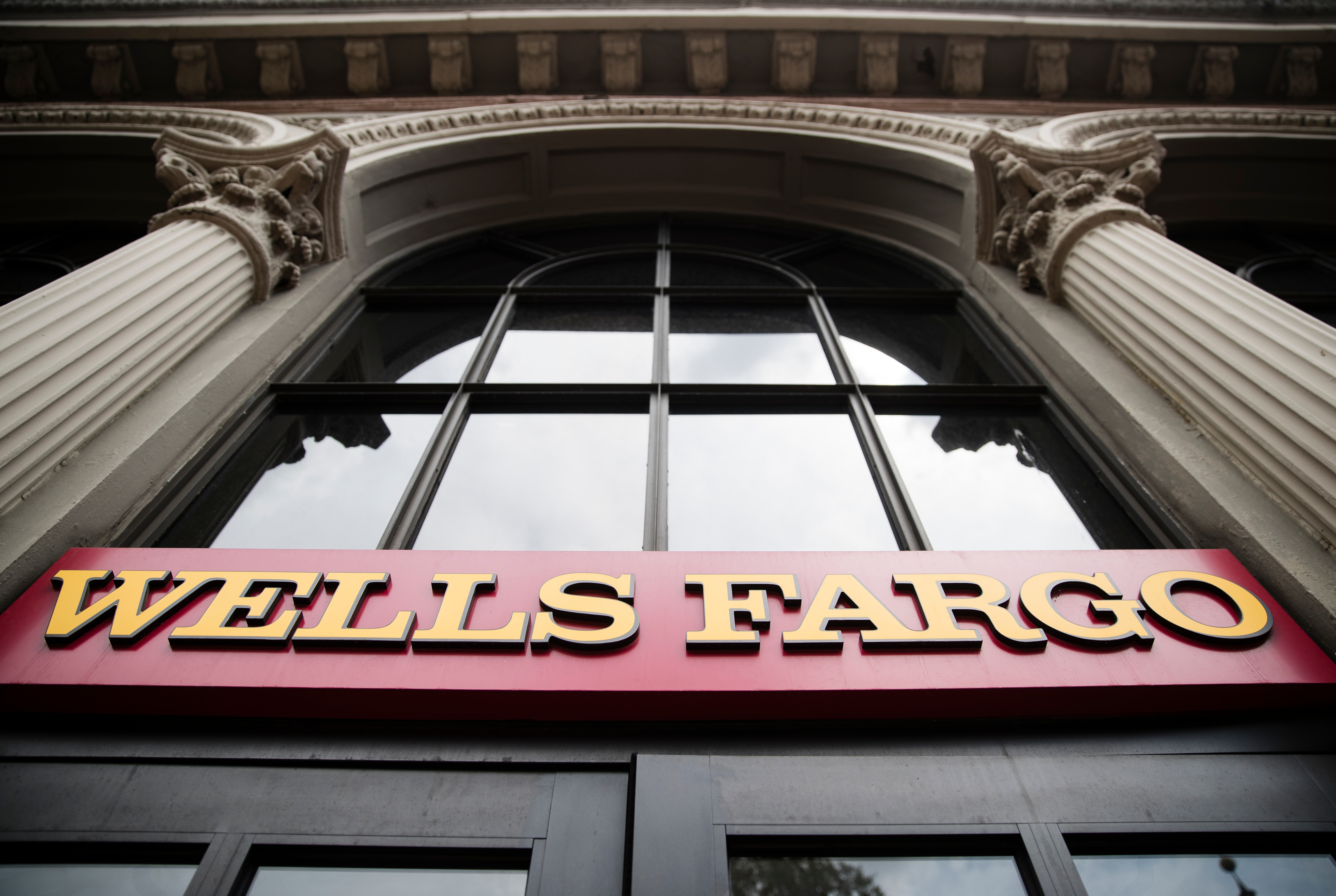 Wells Fargo profit up, faces possible $1 billion settlement