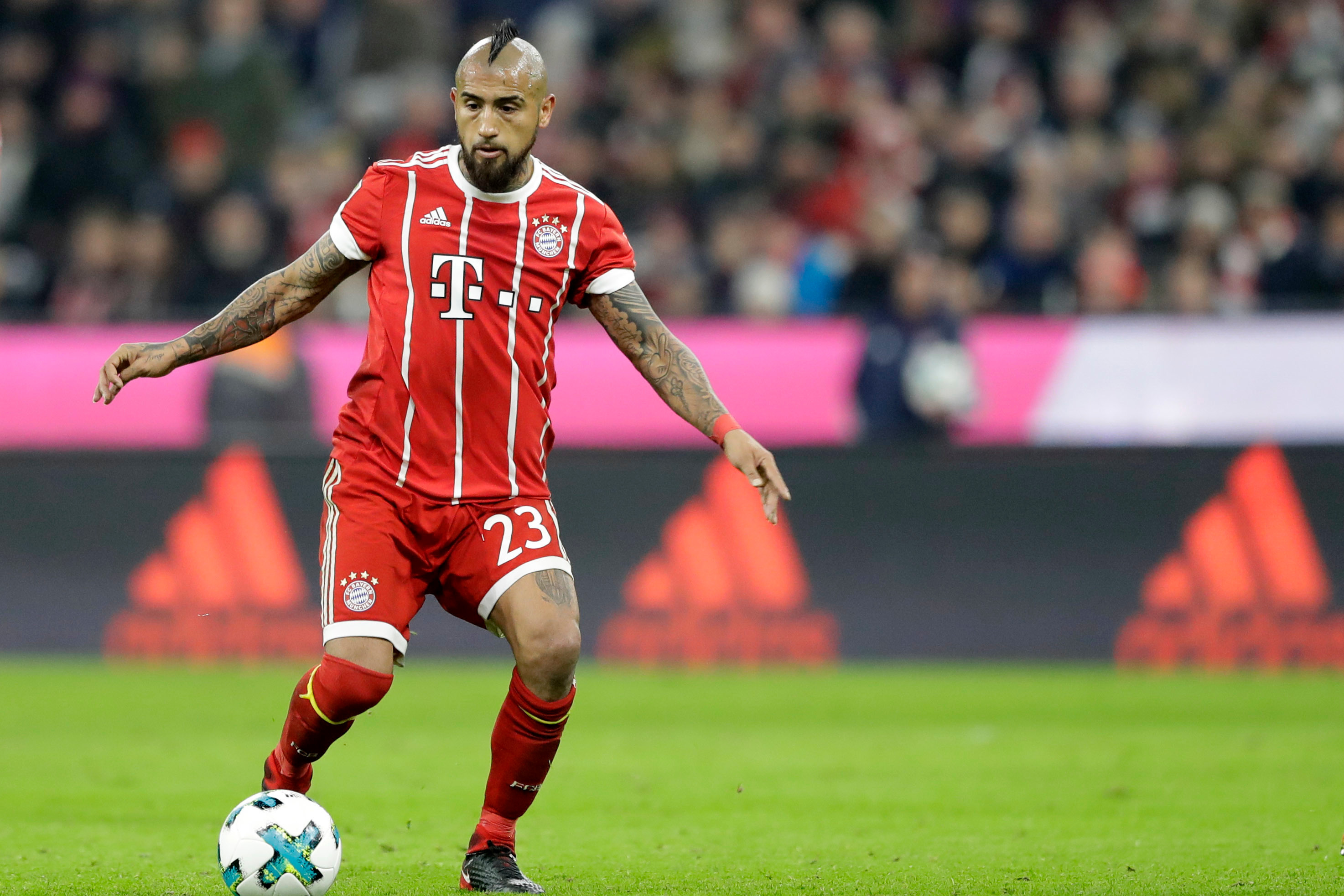 Bayern midfielder Arturo Vidal sidelined with knee injury