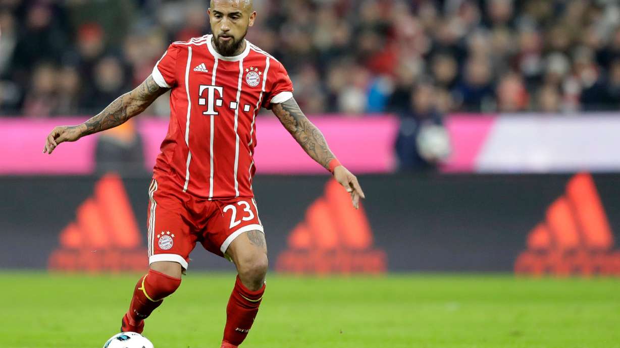 Bayern midfielder Arturo Vidal sidelined with knee injury