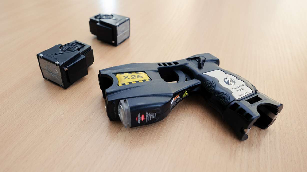 Man swallows Taser prong, tries to grab officer's gun, police say
