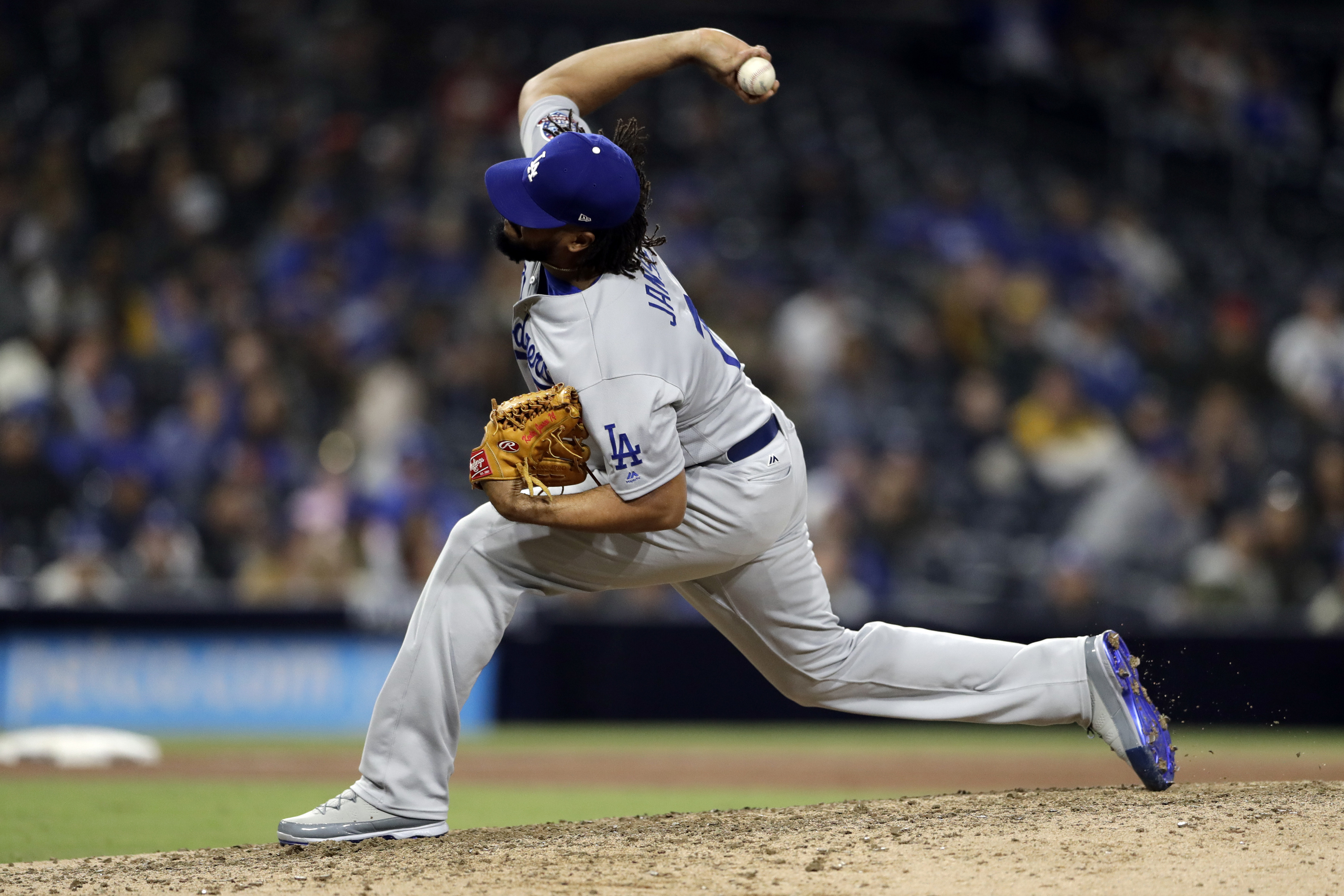 Dodgers' Roberts "absolutely not" wavering on using Jansen