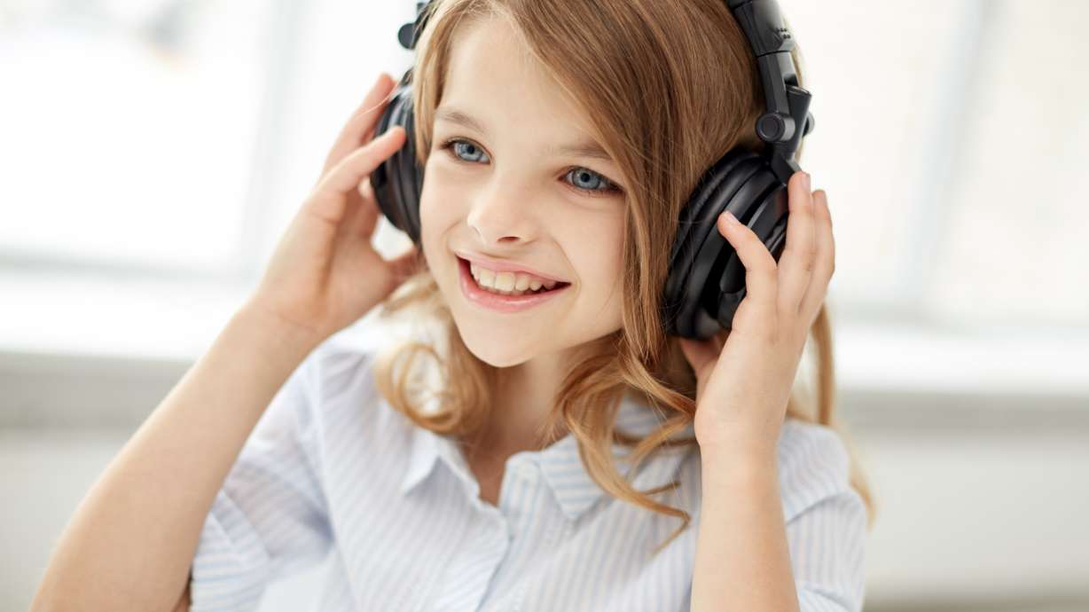 Parents turning to kid-friendly podcasts for screen time alternatives