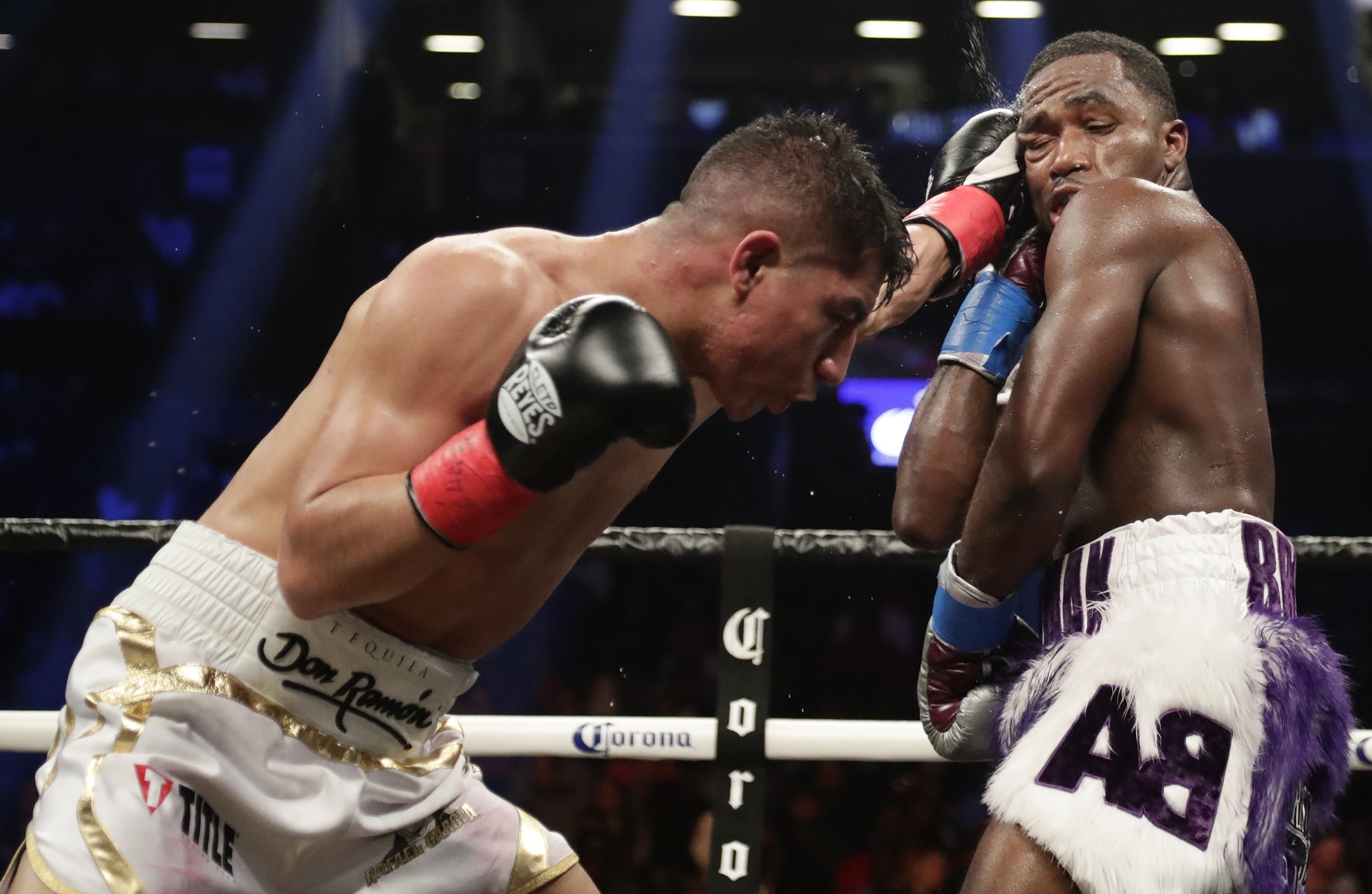 Adrien Broner, Jessie Vargas fight to 12-round majority draw