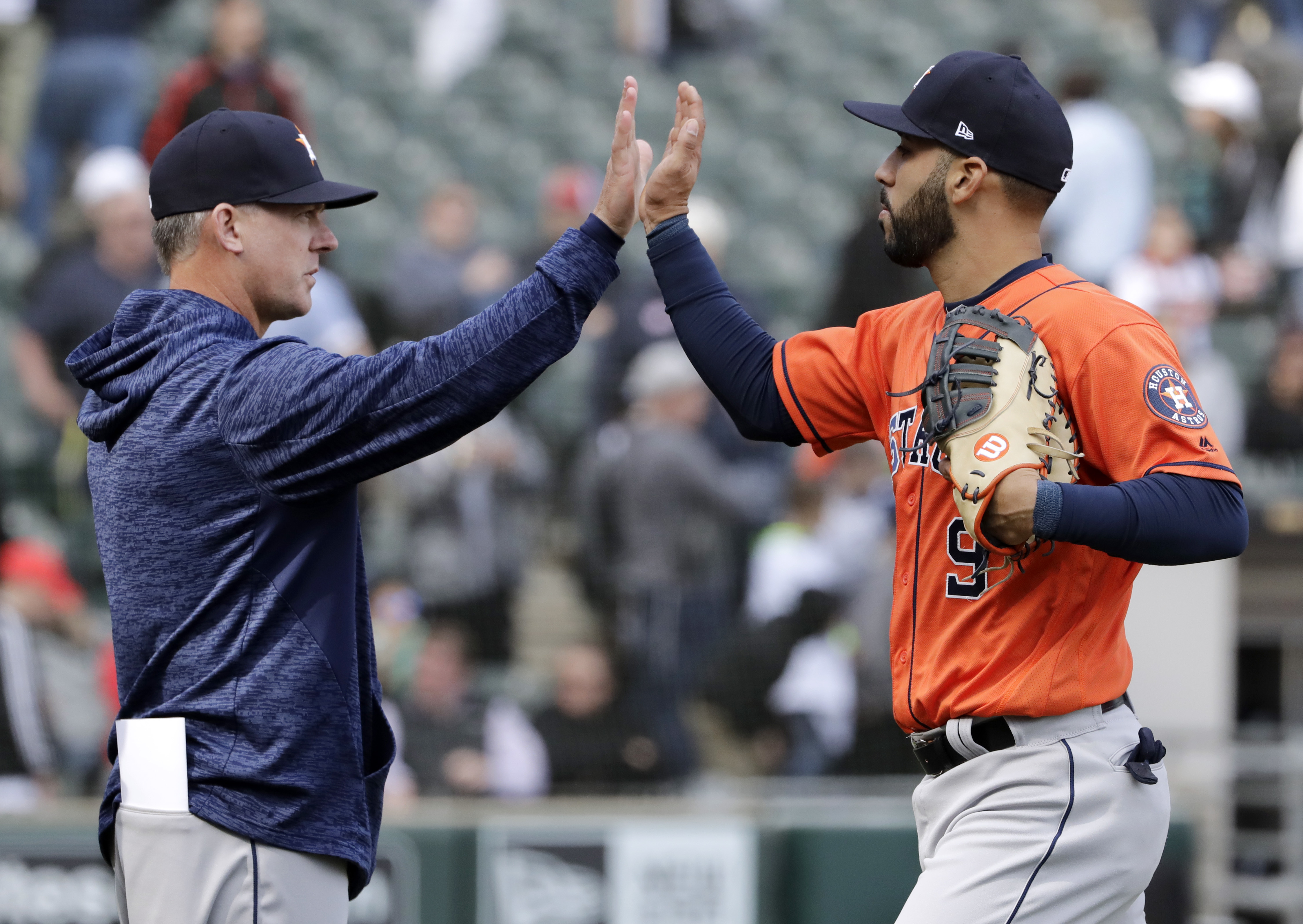 Astros win 6th straight, outscore White Sox 27-2 in sweep