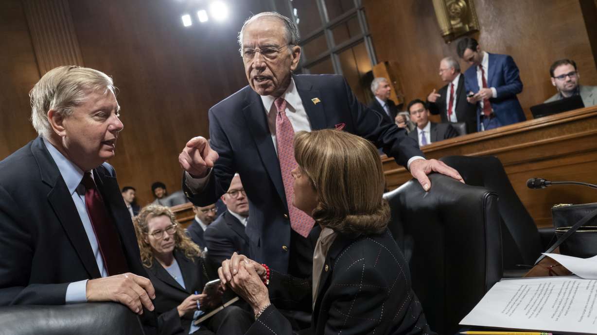 Senate committee OKs bill to safeguard special counsel