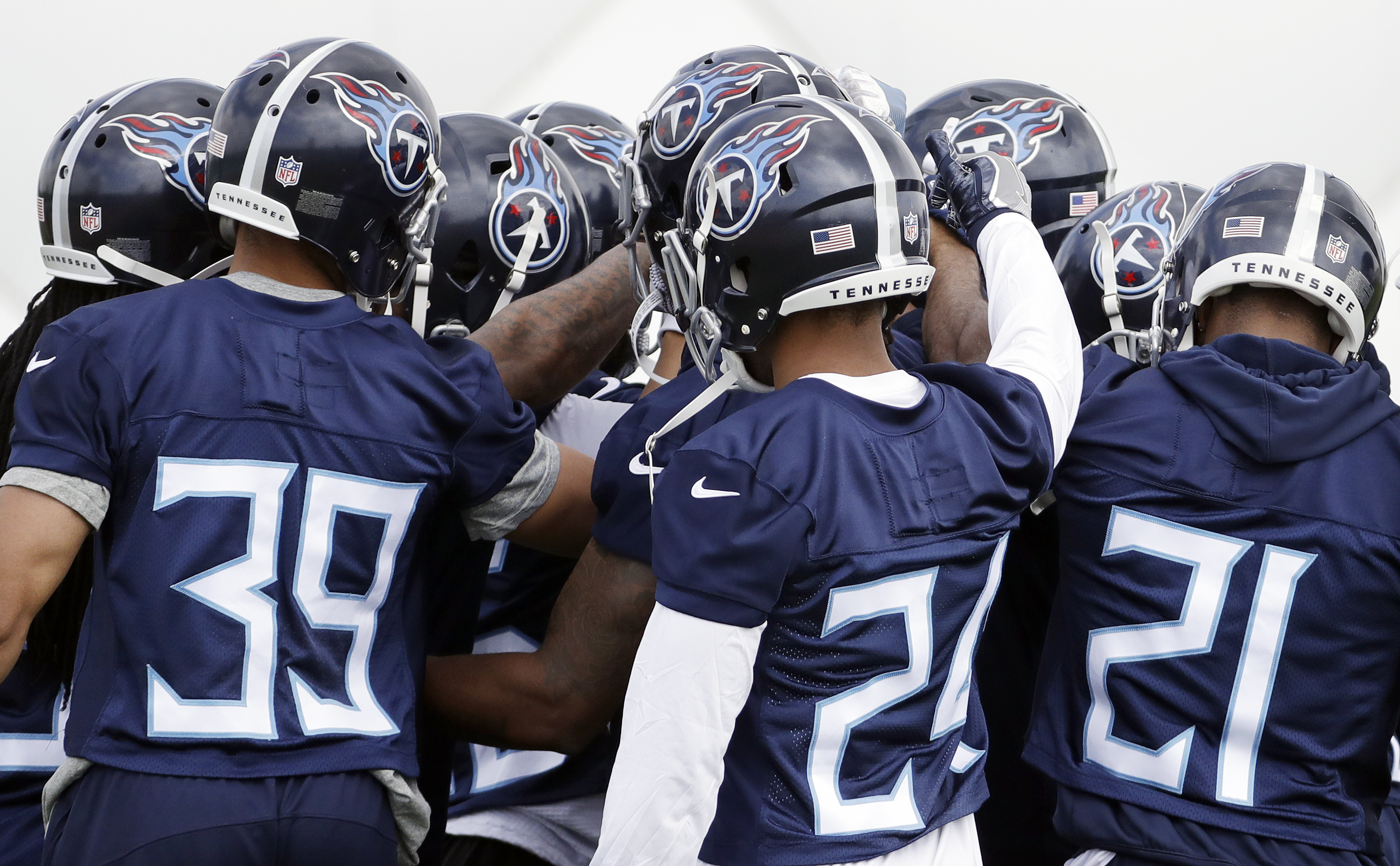 Titans trade up 3 spots for Alabama linebacker Rashaan Evans