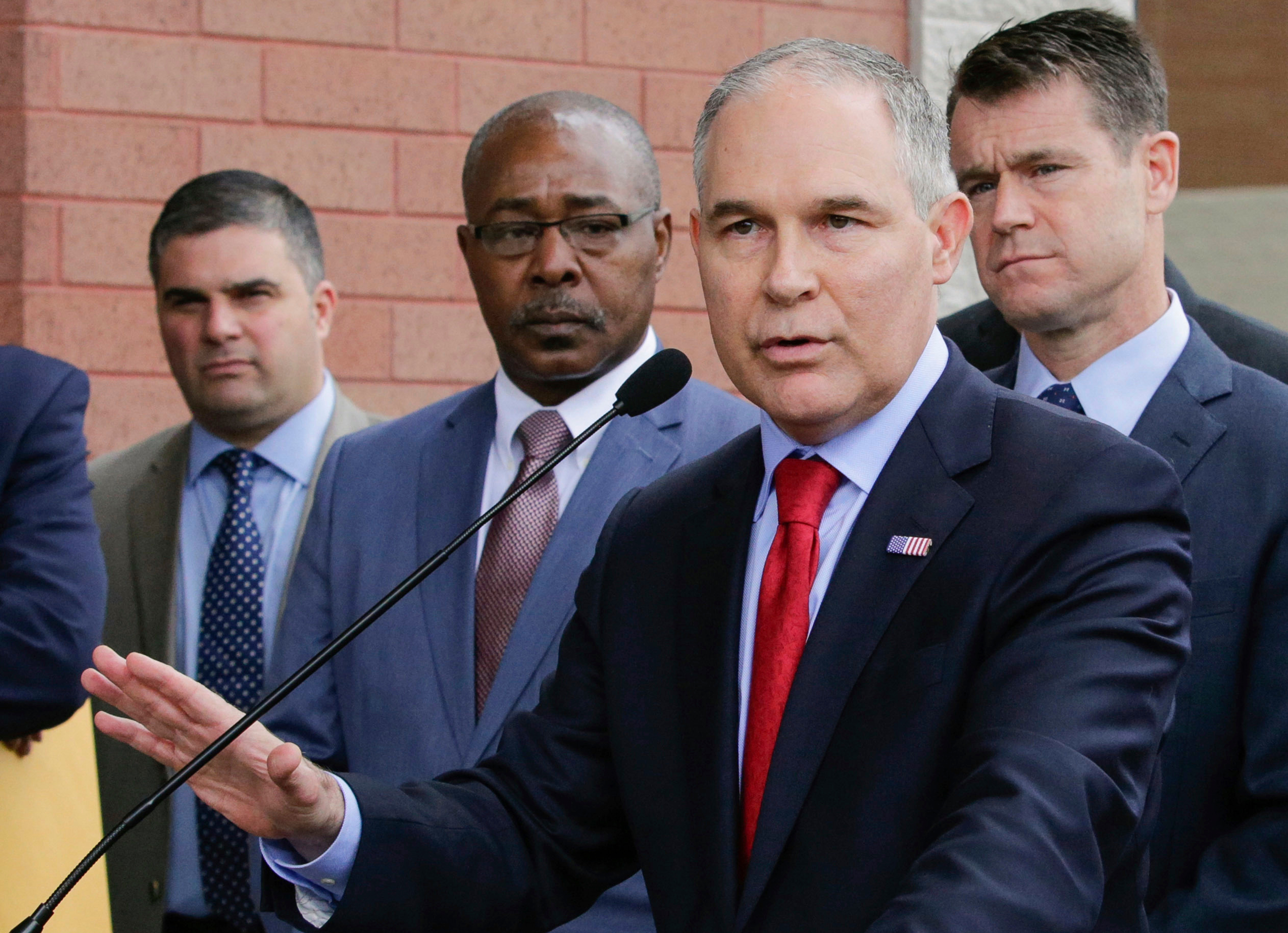 EPA security chief, Superfund head leave amid ethics probes