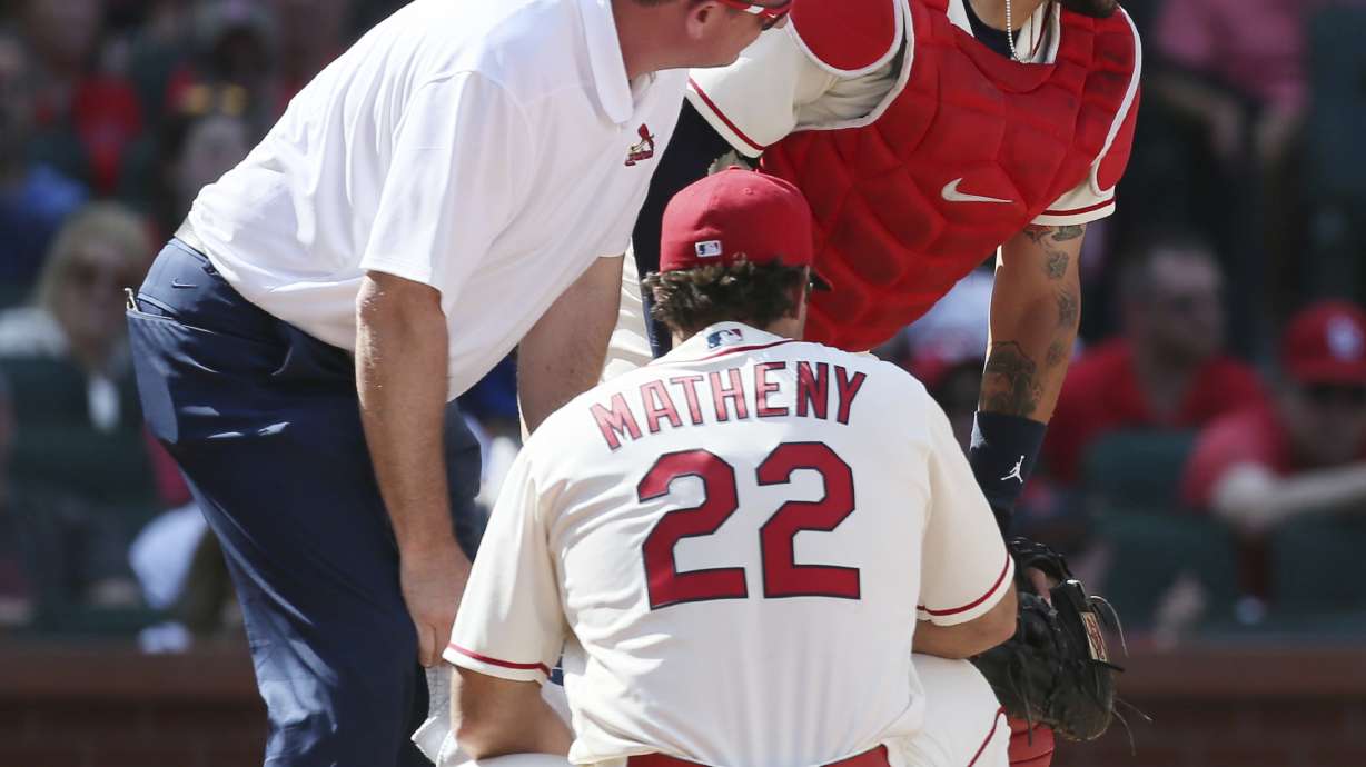 Cards' Molina has surgery, out 1 month after hit in groin