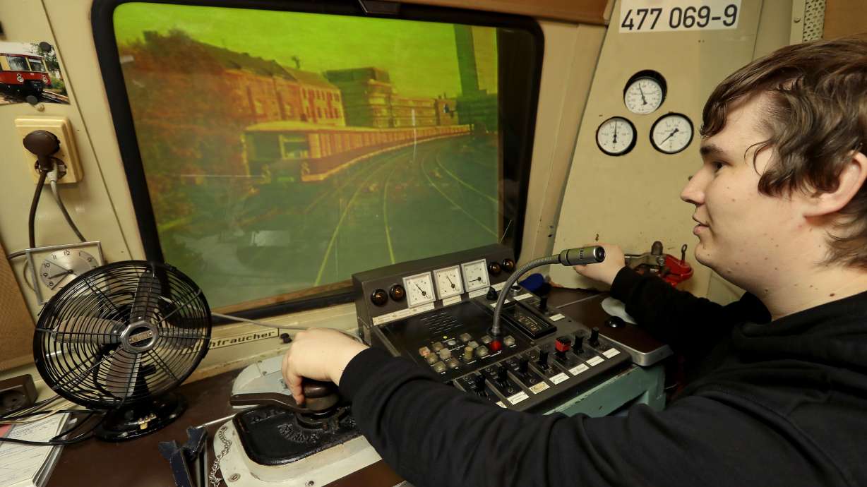 Volunteers work to save vintage train simulator in Berlin