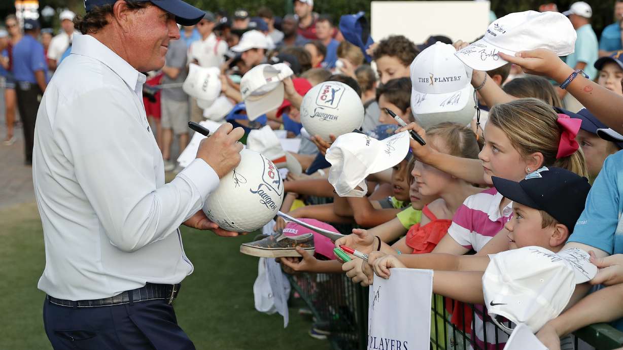 Mickelson, Woods fail to deliver in mega pairing at Players