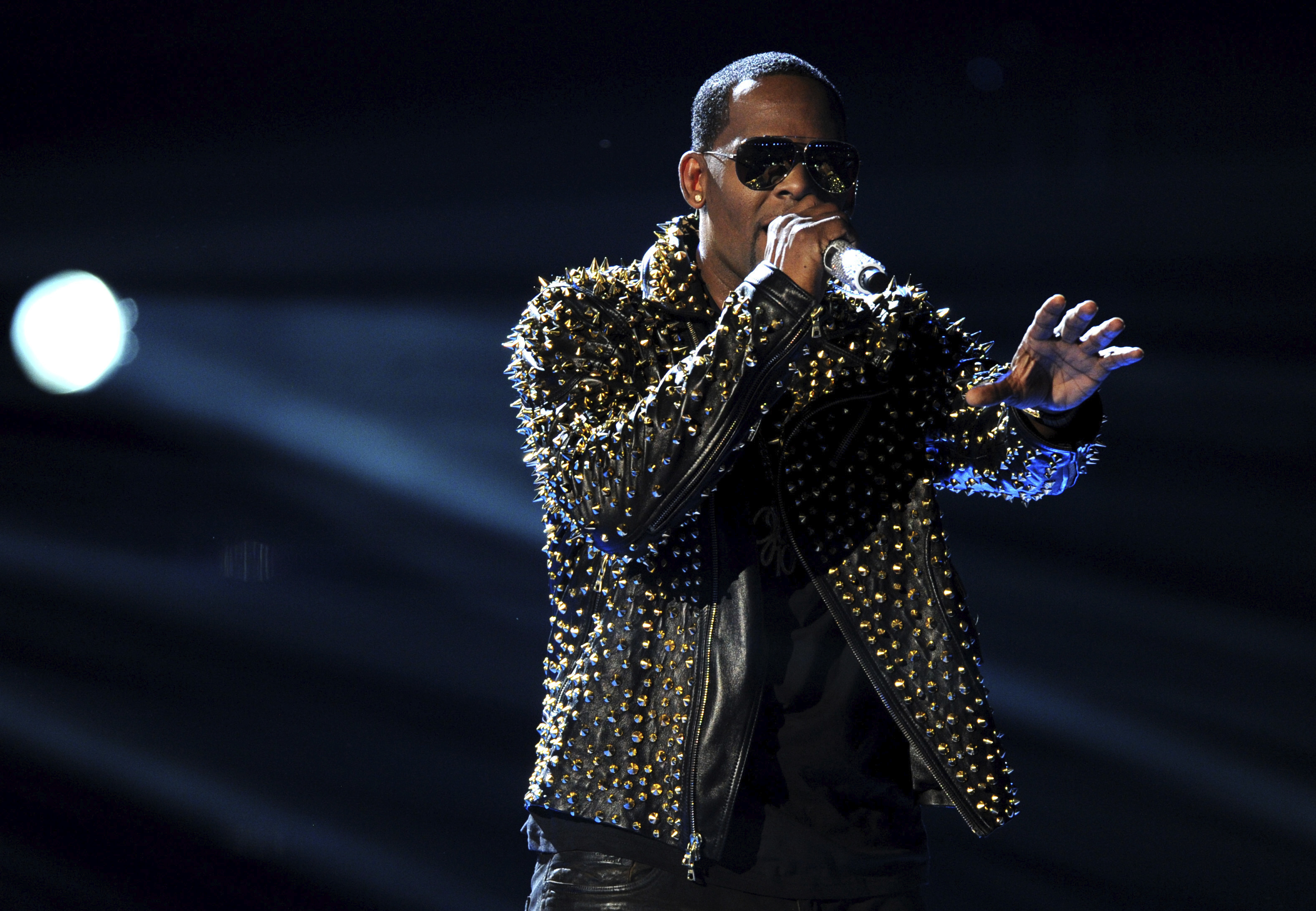 R. Kelly stages racy performance amid protest, allegations