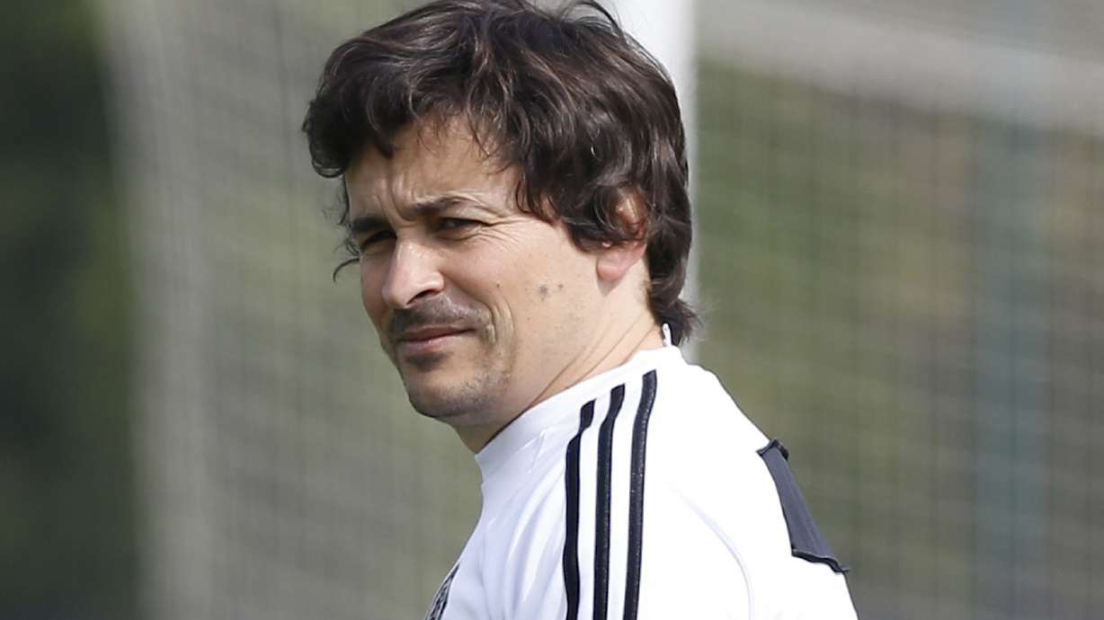 Man United No 2 Faria leaving after 17 years with Mourinho