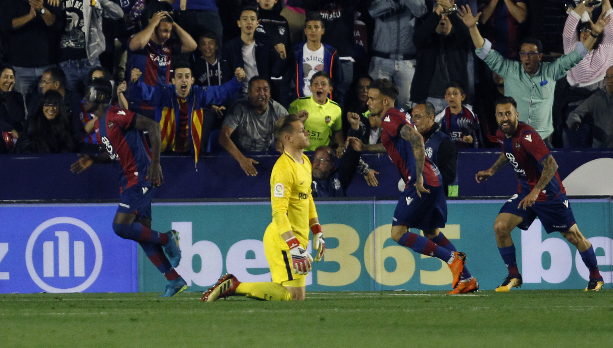 Levante wins 5-4 to end Barca's bid for unbeaten Liga season