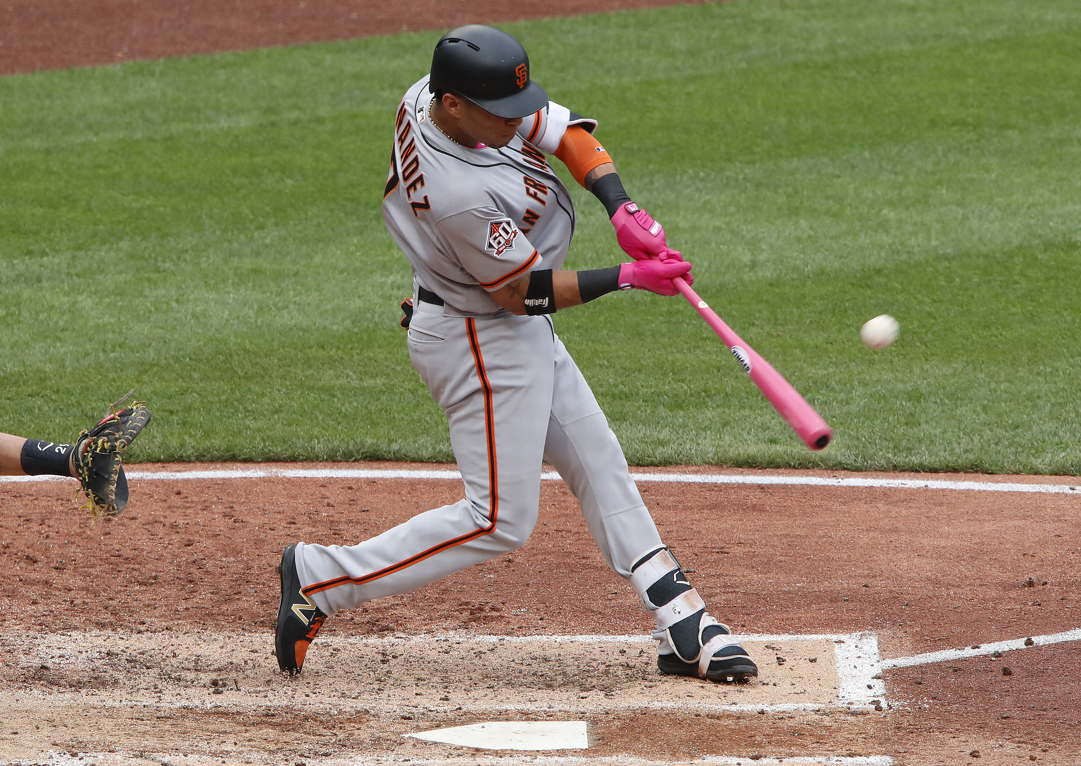 Hernandez, Hundley help Giants beat Pirates 5-0, stop slide