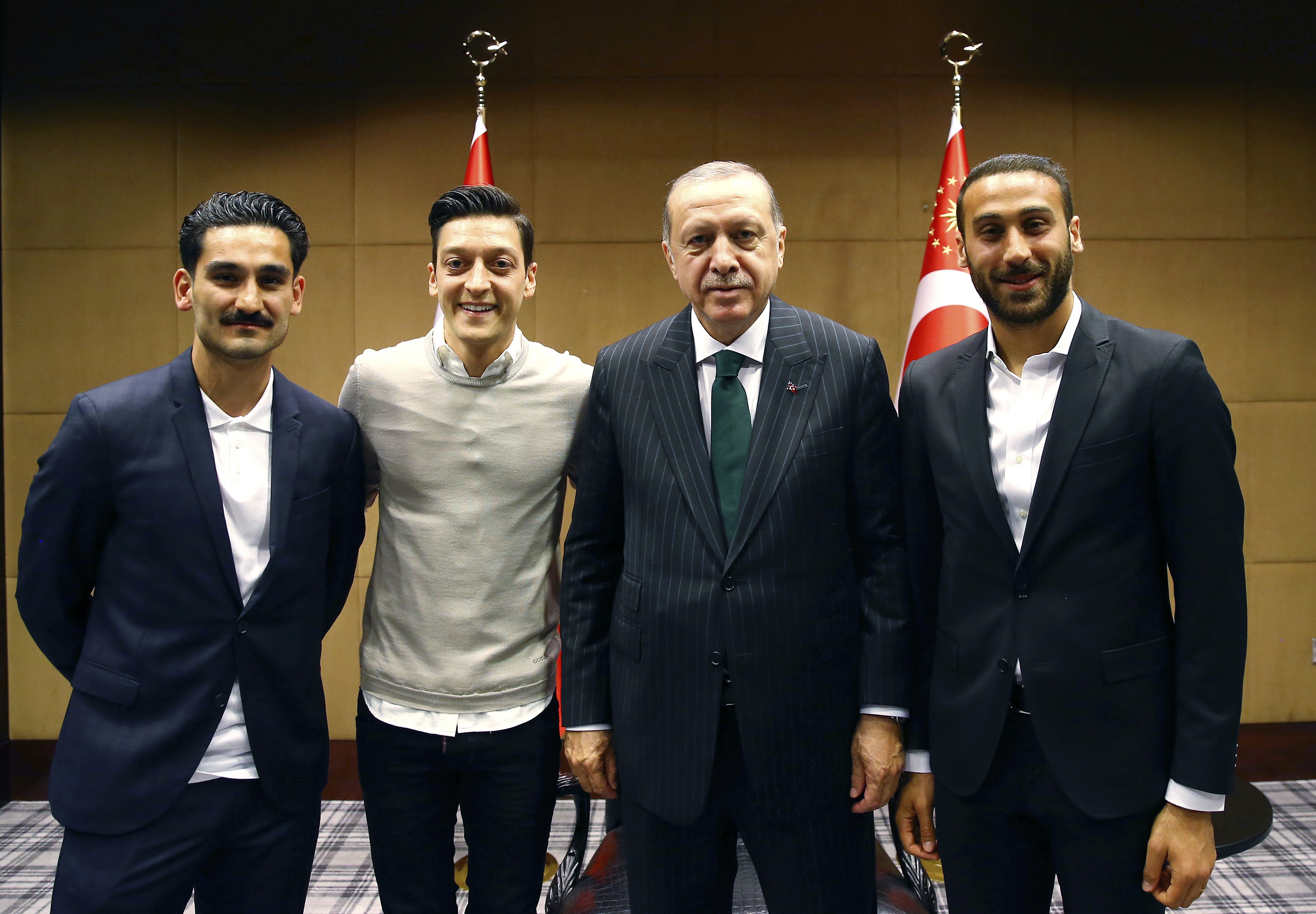 DFB chief slams Ozil, Gundogan photos with Turkish president