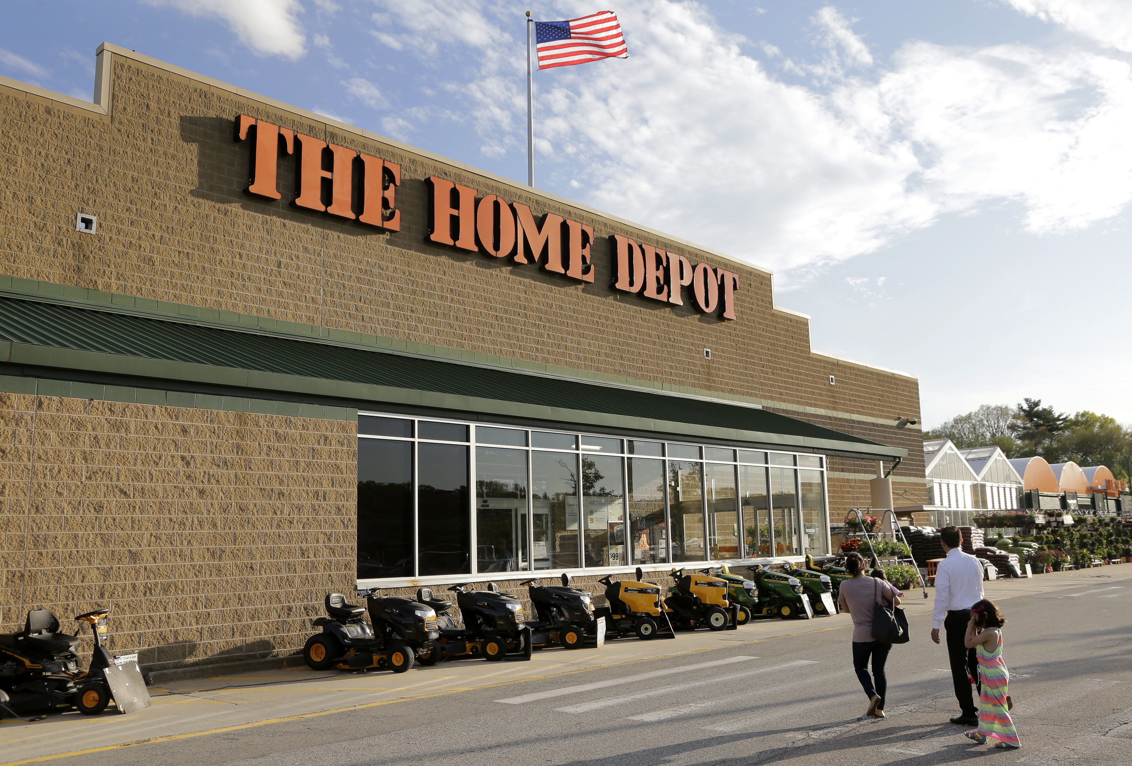 Cold spring hurts Home Depot's 1Q same-store sales growth