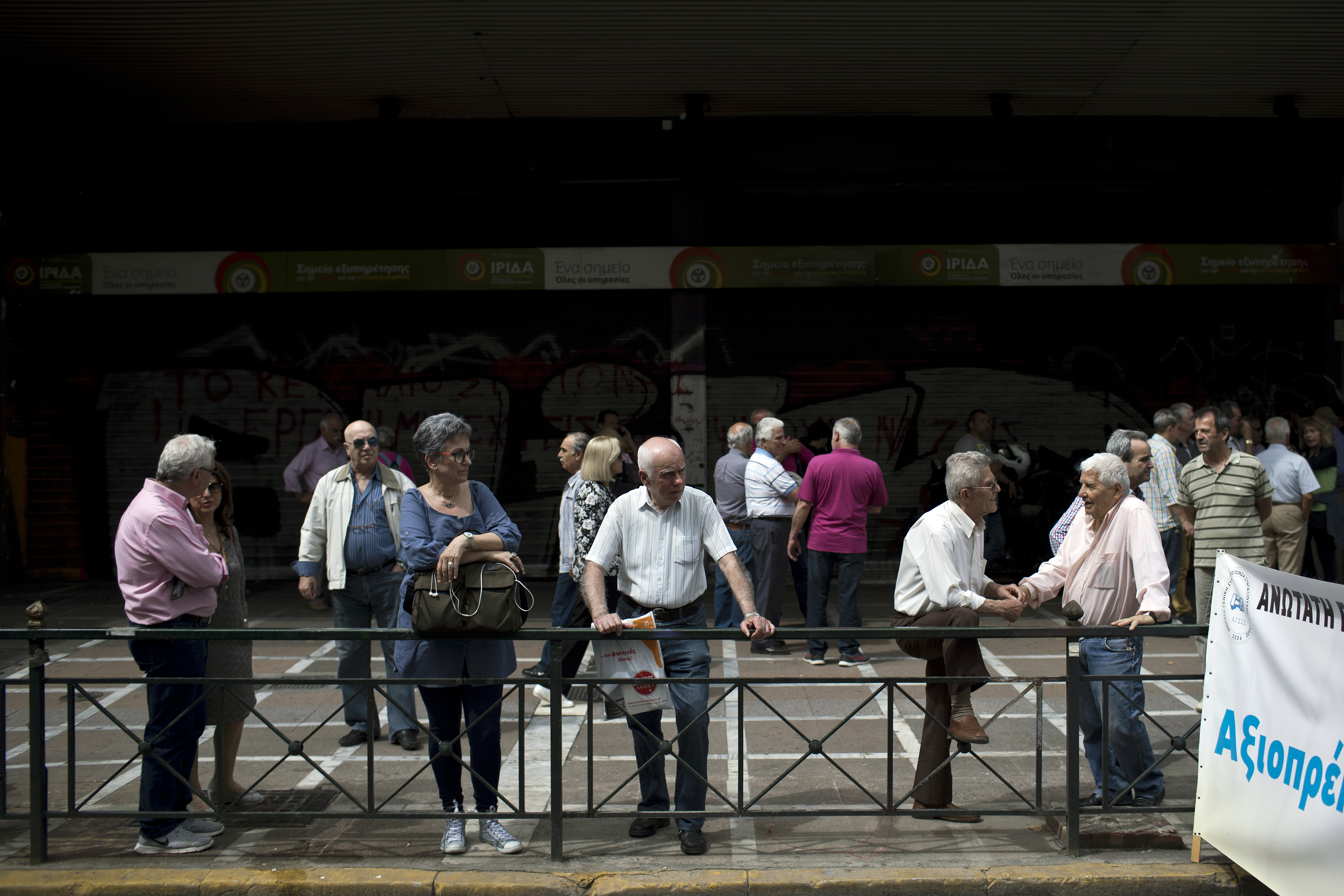 Top Greek judge quits over bailout measures spat