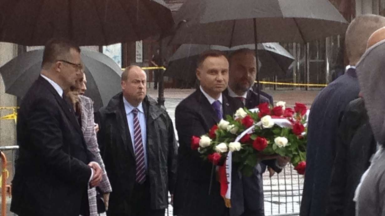 Polish president meets with mayor on statue removal dispute