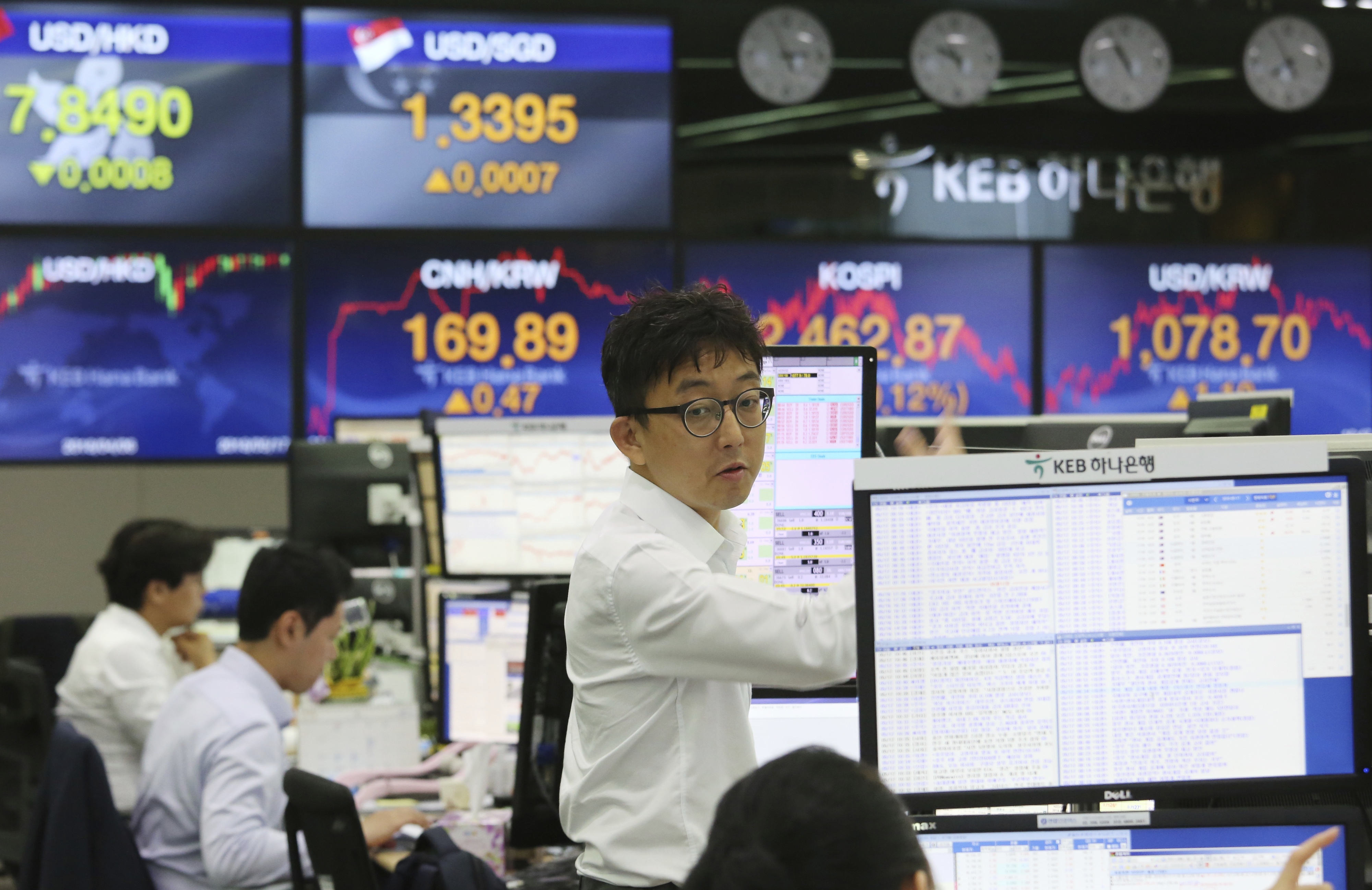 Asian stocks mixed as investors digest US, Japan data