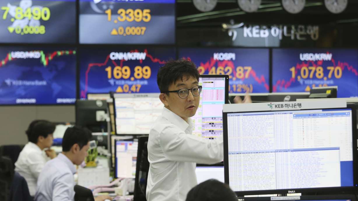 Asian stocks mixed as investors digest US, Japan data