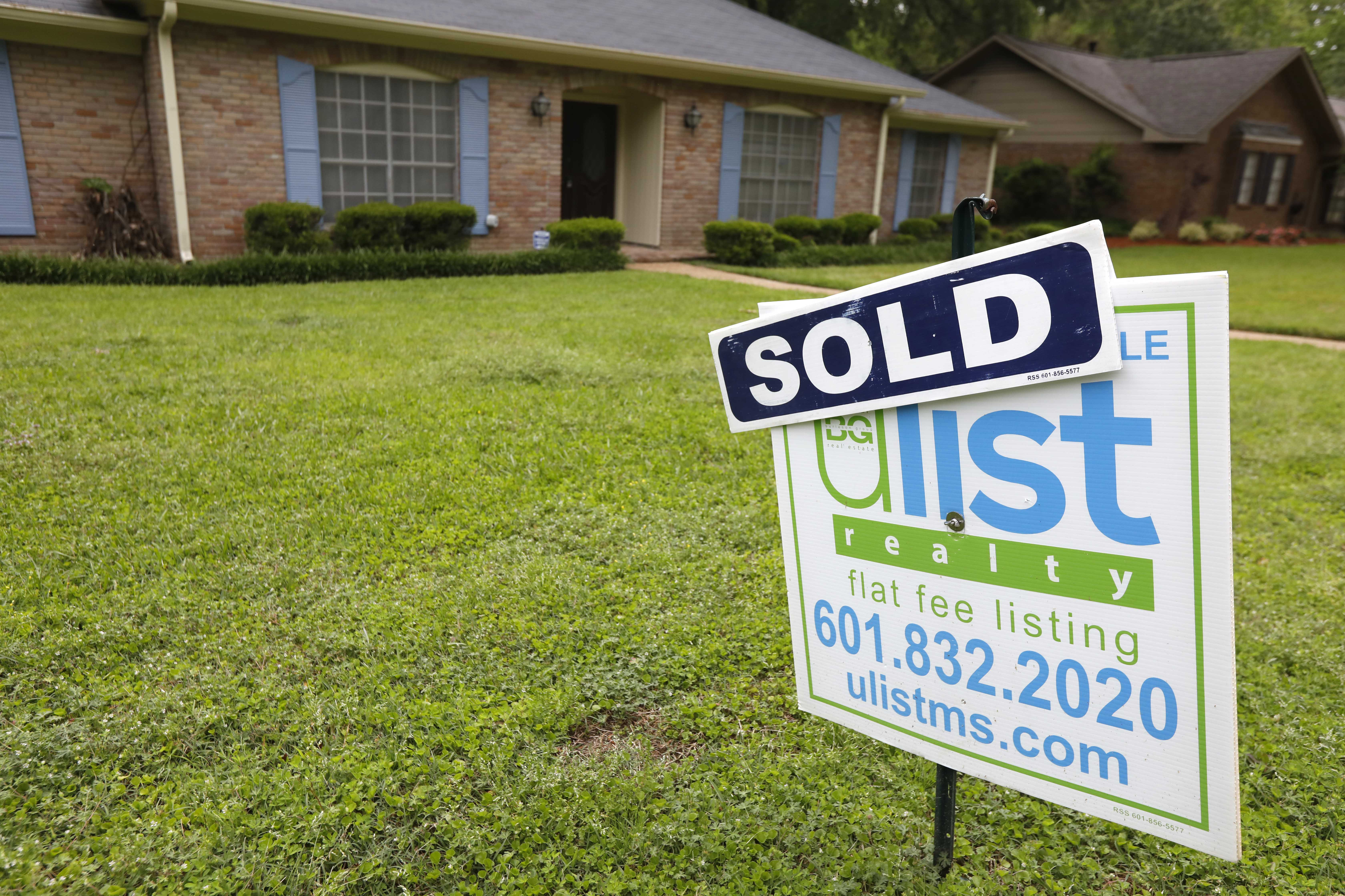 US average mortgage rates at 7-year highs; 30-year 4.61 pct.
