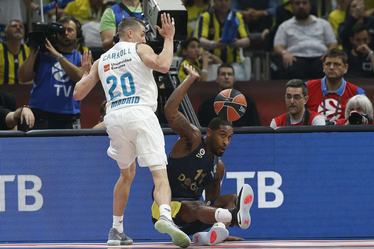 Fenerbahce's Brad Wanamaker fights for the ball with Real Madrid's Jaycee Carroll tries to score as blocks him during their Final Four Euroleague final basketball match between Real Madrid and Fenerbahce in Belgrade, Serbia, Sunday, May 20, 2018. (Photo: Darko Vojinovic, AP)