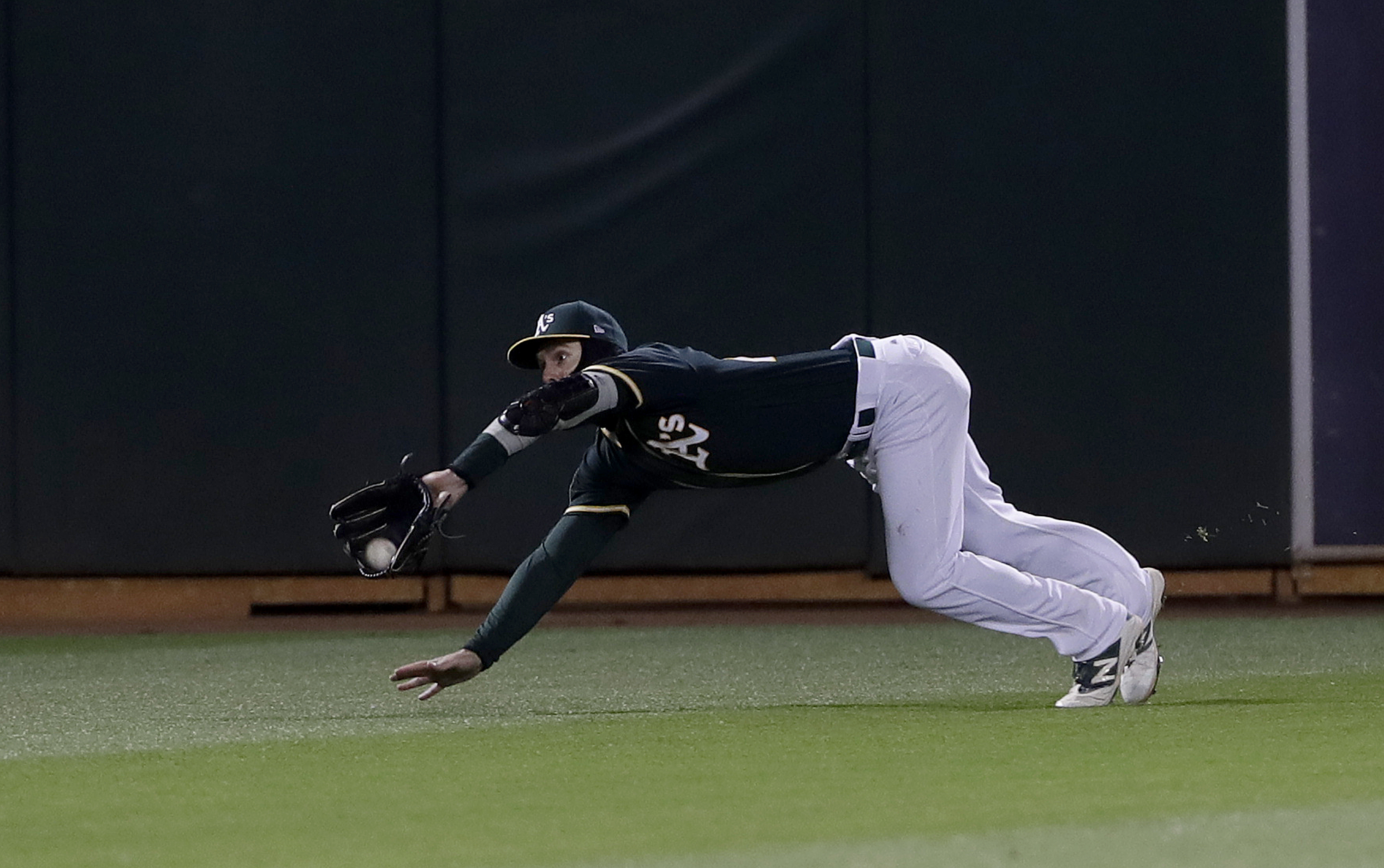 Gonzales allows 2 hits in 7 innings, Mariners blank A's 1-0