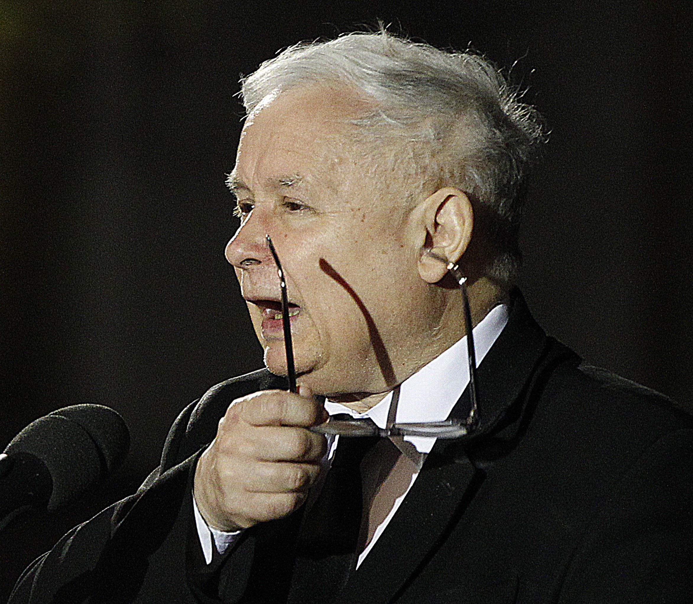 Polish ruling party chief Kaczynski undergoes knee procedure