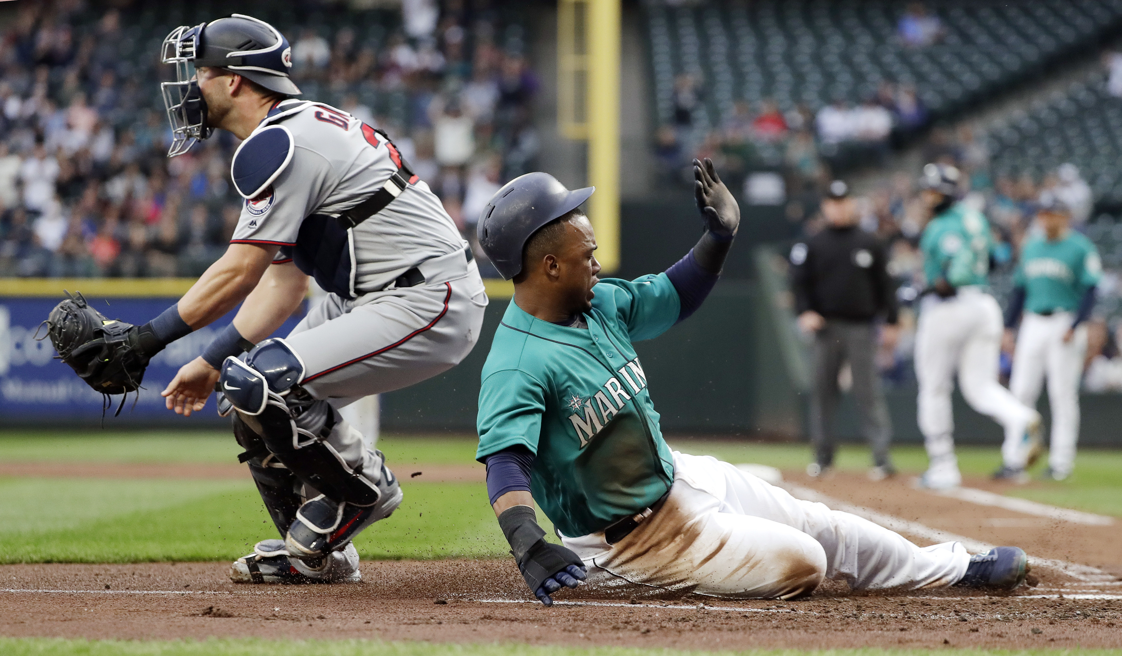 Paxton continues dominant May as Mariners beat Twins 2-1